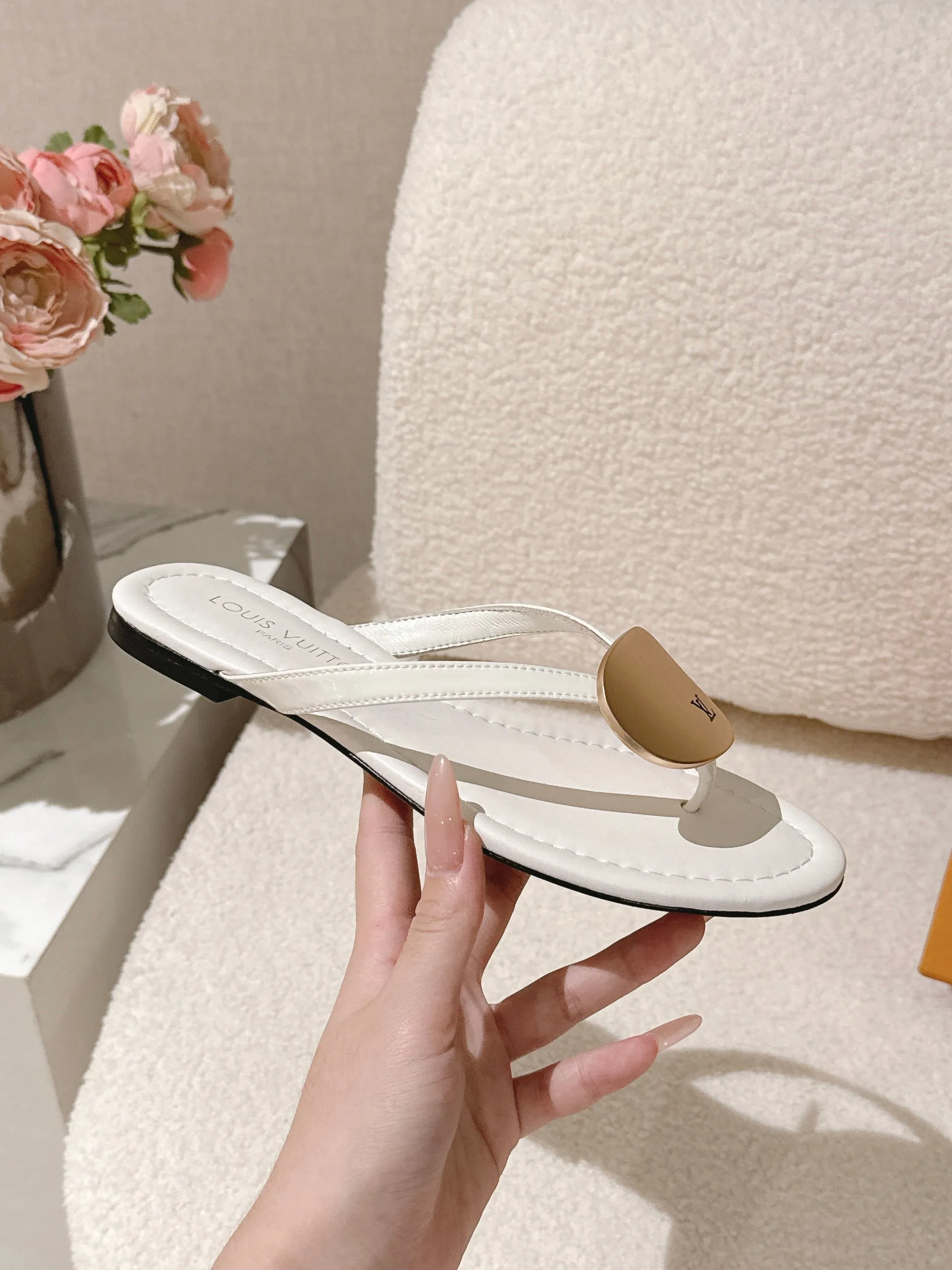 Louis Vuitton Slippers — 658f27f1