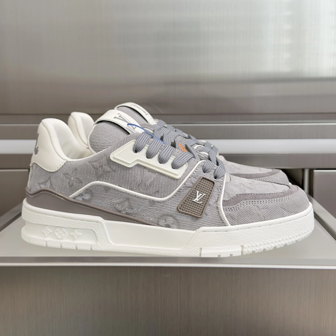 Louis Vuitton Sneakers — 59b5a502