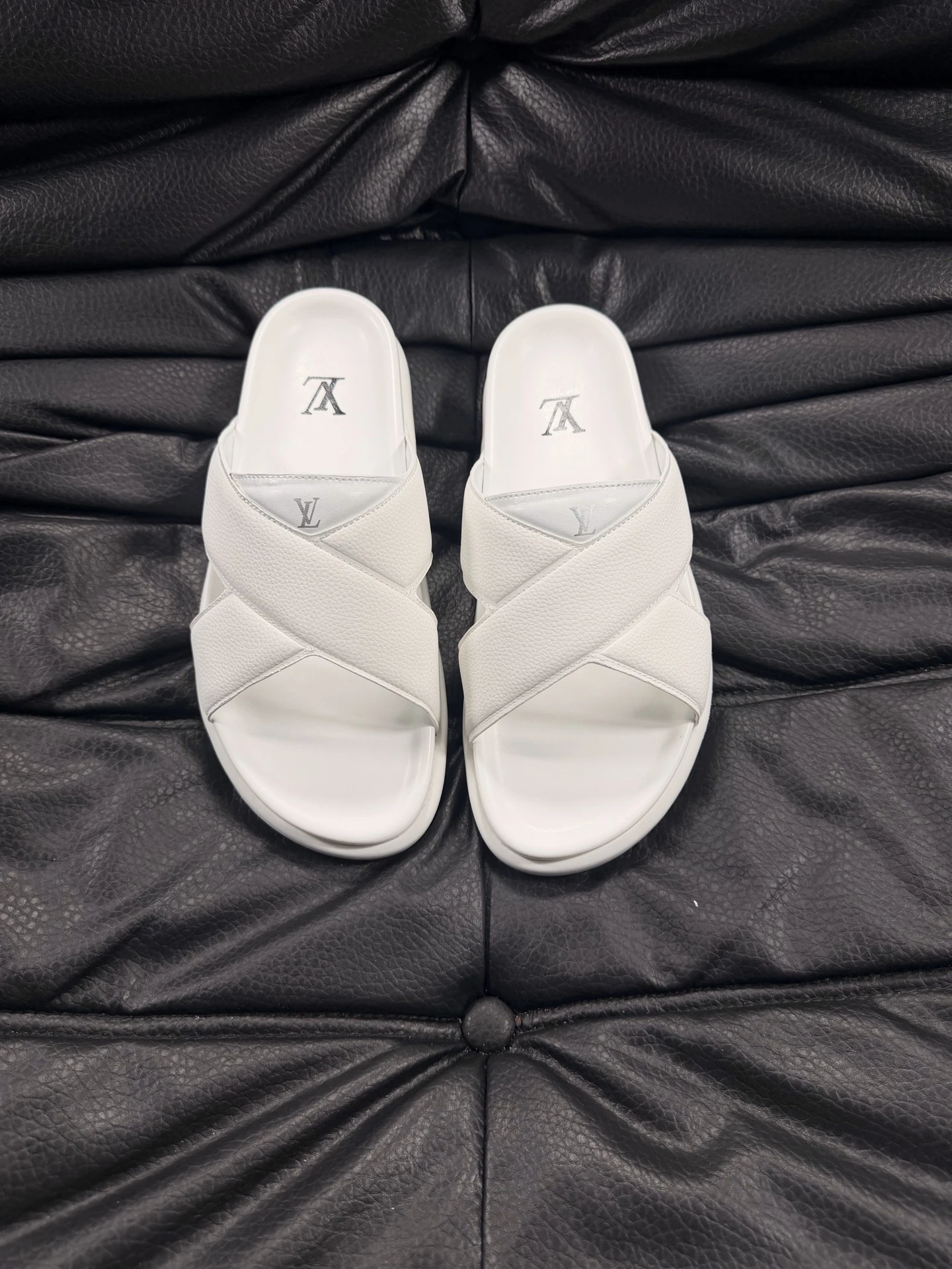 Louis Vuitton Slippers — 8e1dc025