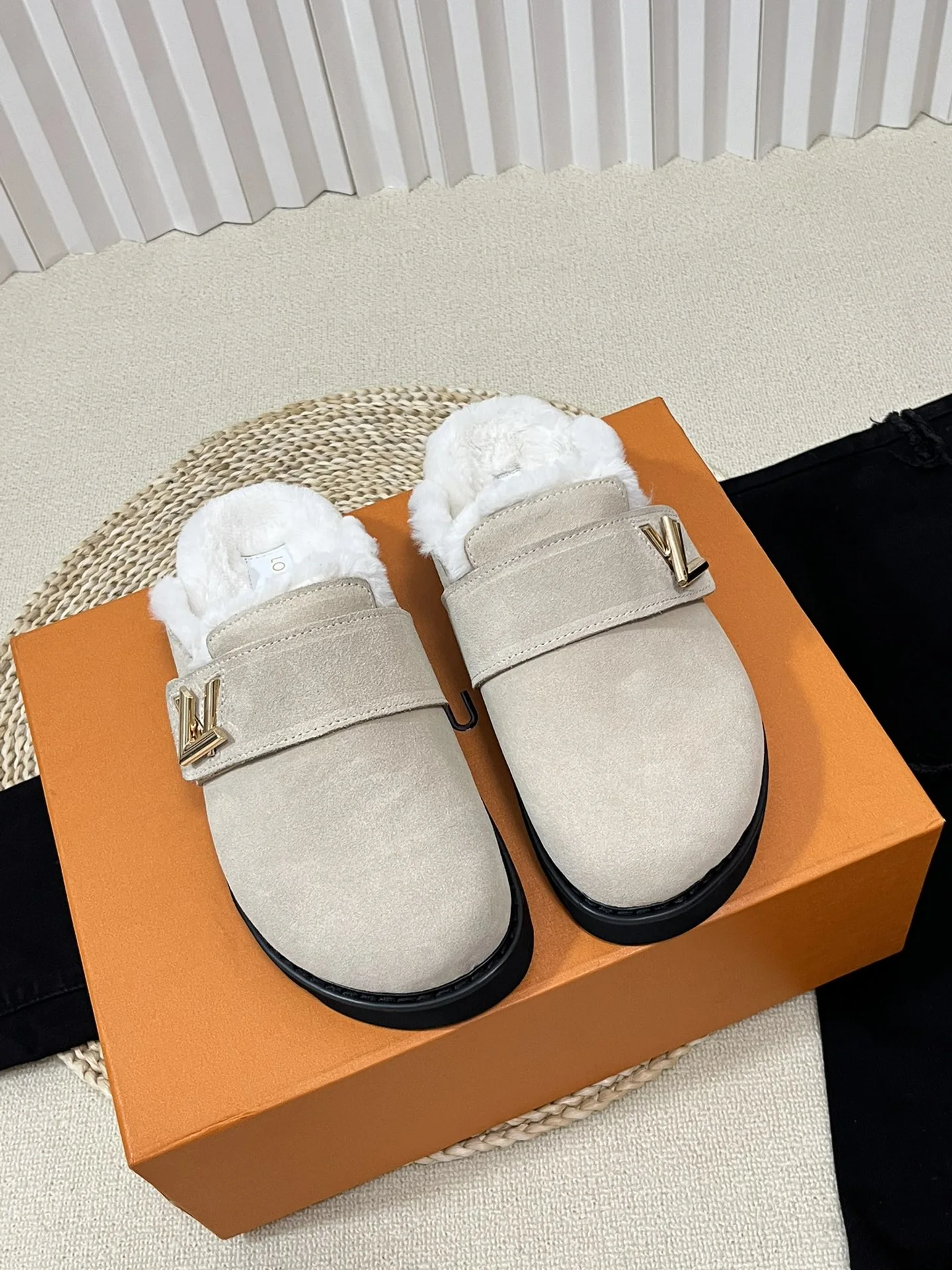 Louis Vuitton Slippers — 8d042621