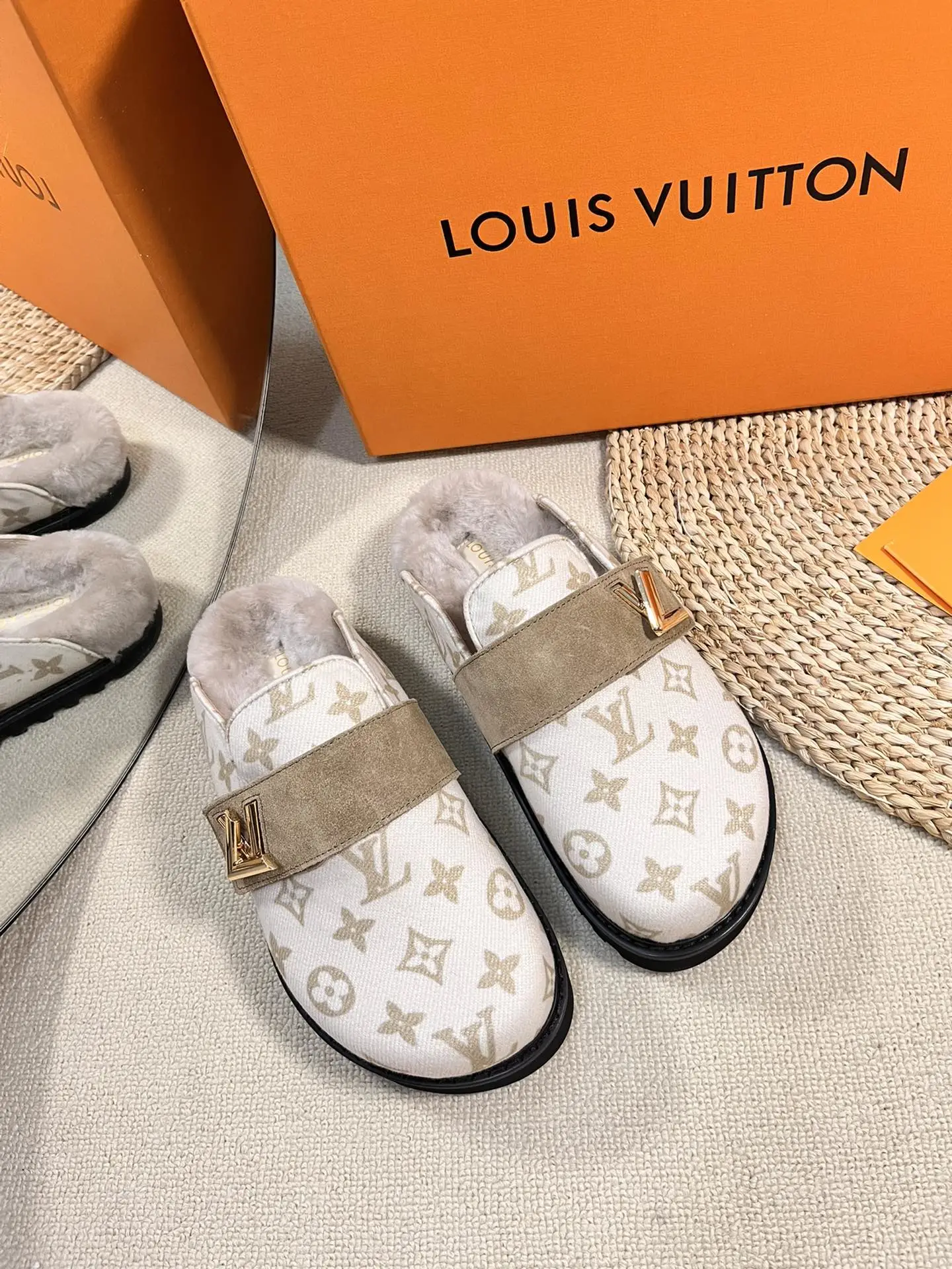 Louis Vuitton Slippers — 663216bd