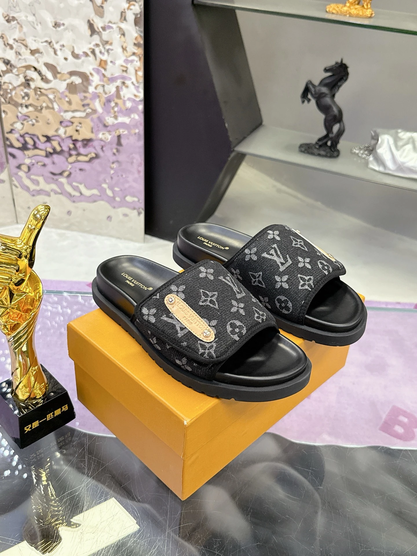 Louis Vuitton Slippers — 2a617d4b