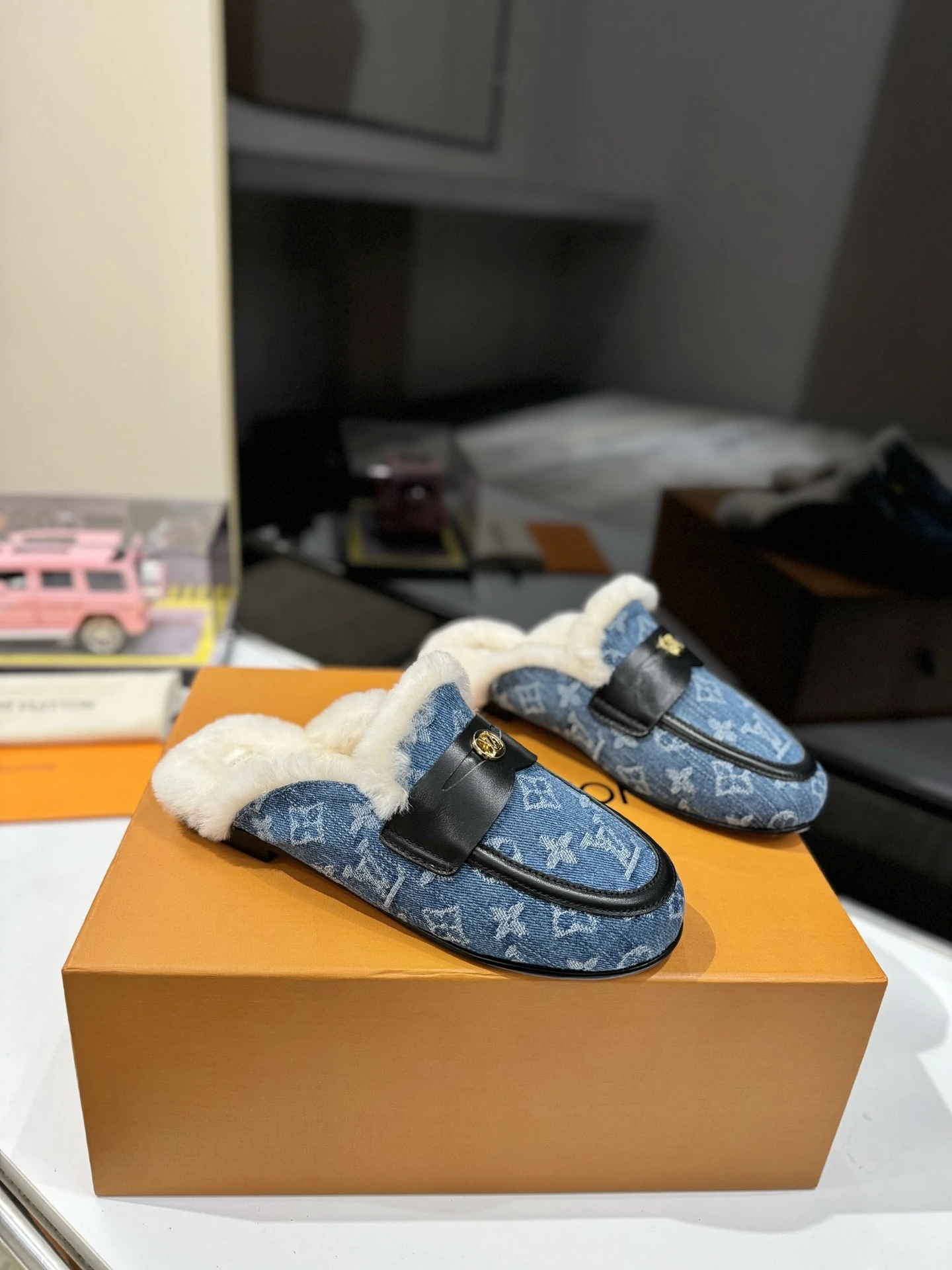 Louis Vuitton Slippers — df56cade
