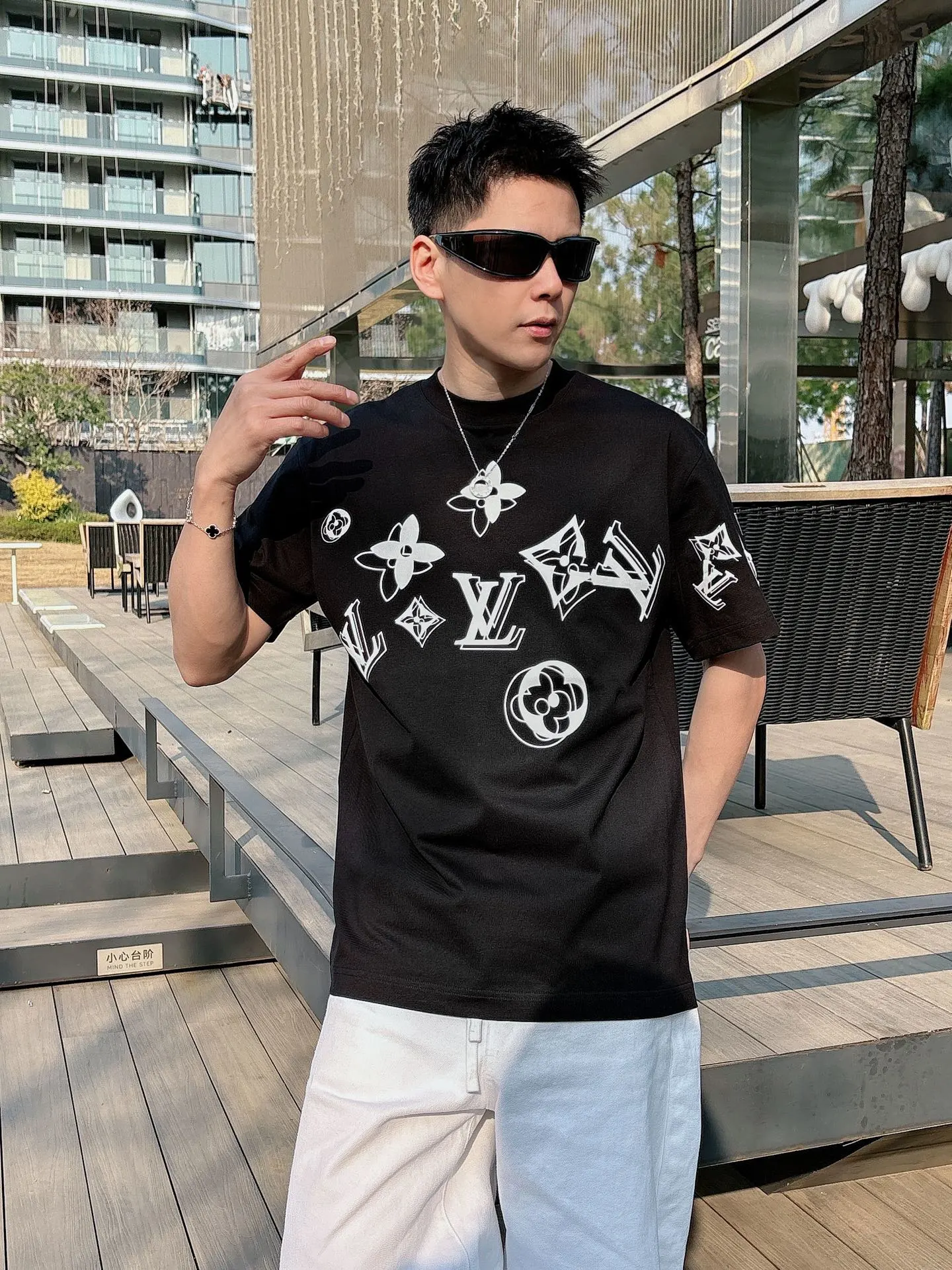 Louis Vuitton T-Shirt — 19a30bef