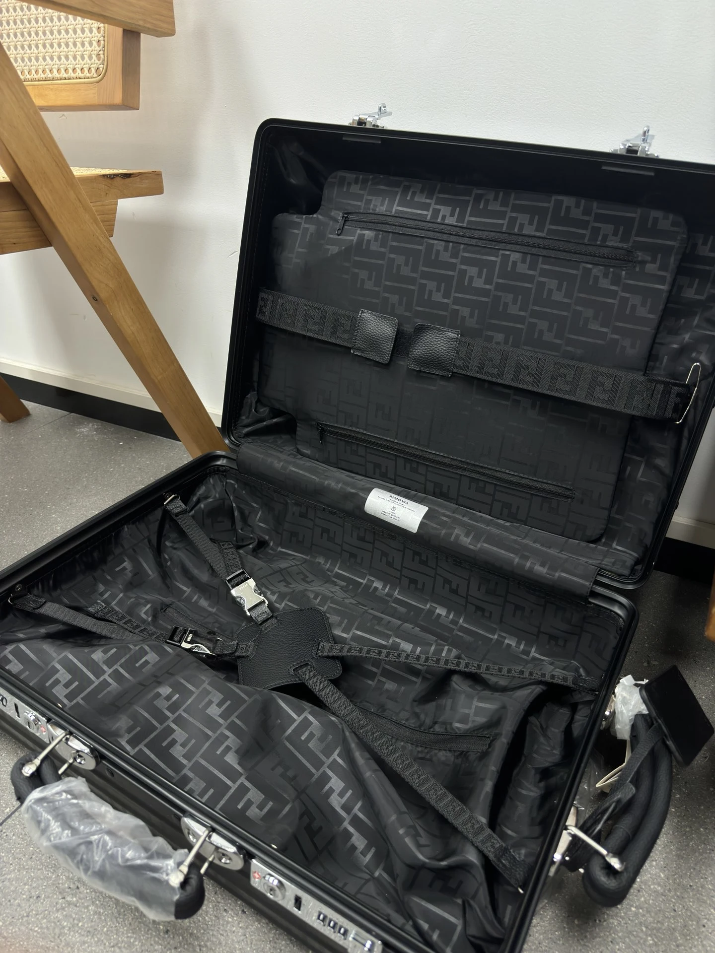 Luggage — e67adb5e