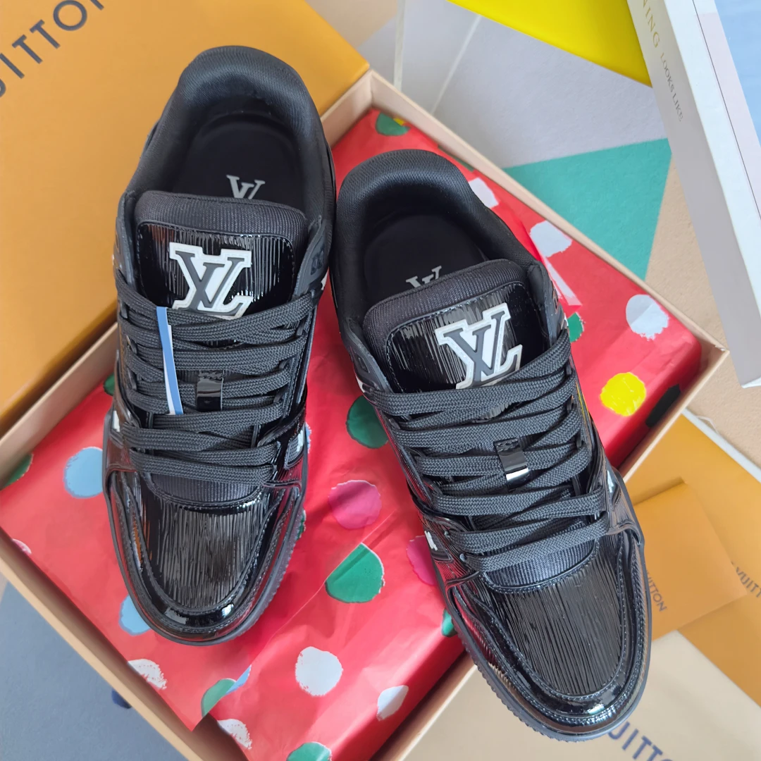 Louis Vuitton Sneakers — 0641a2f4