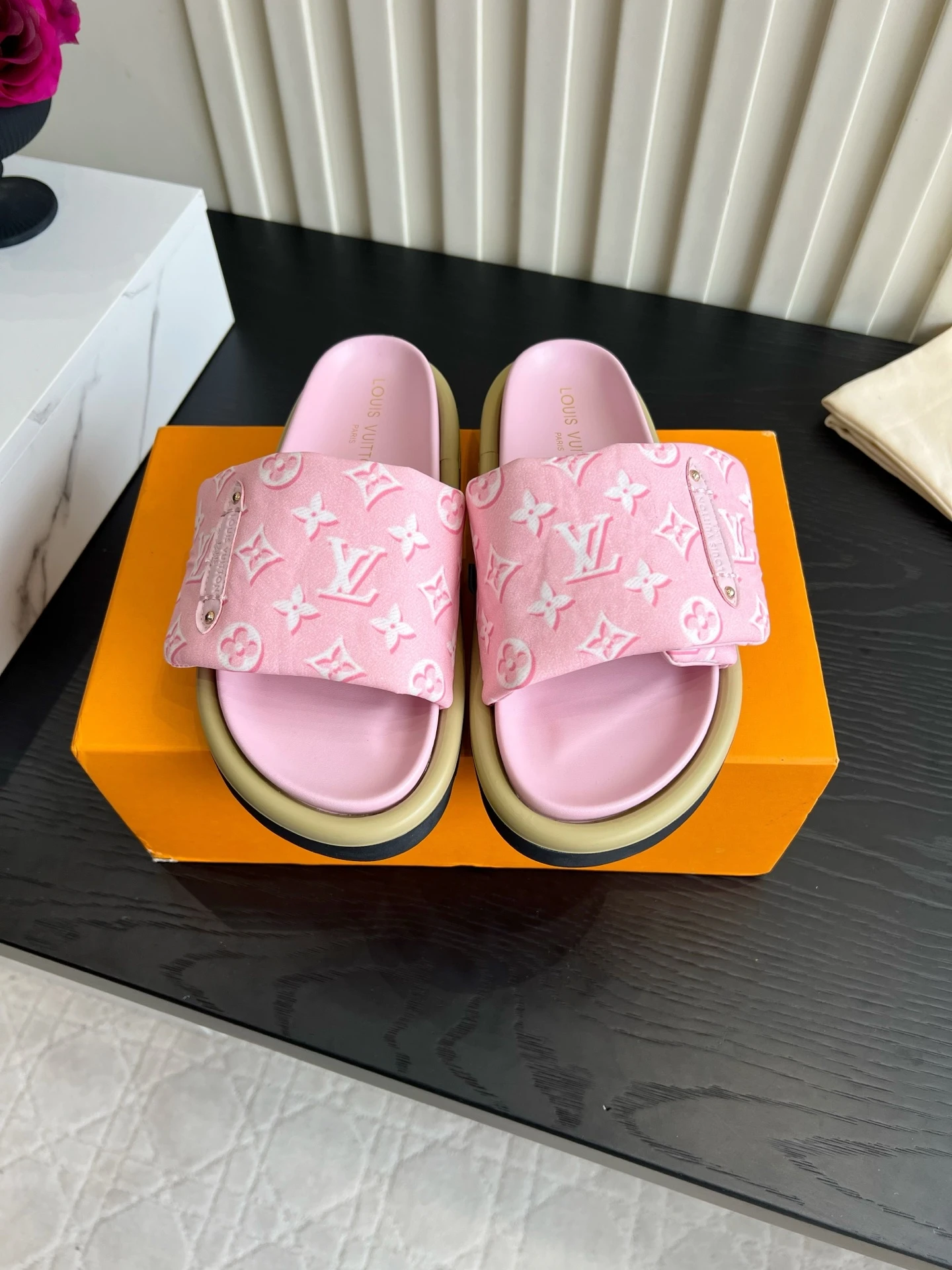 Louis Vuitton Slippers — 2f9d000f