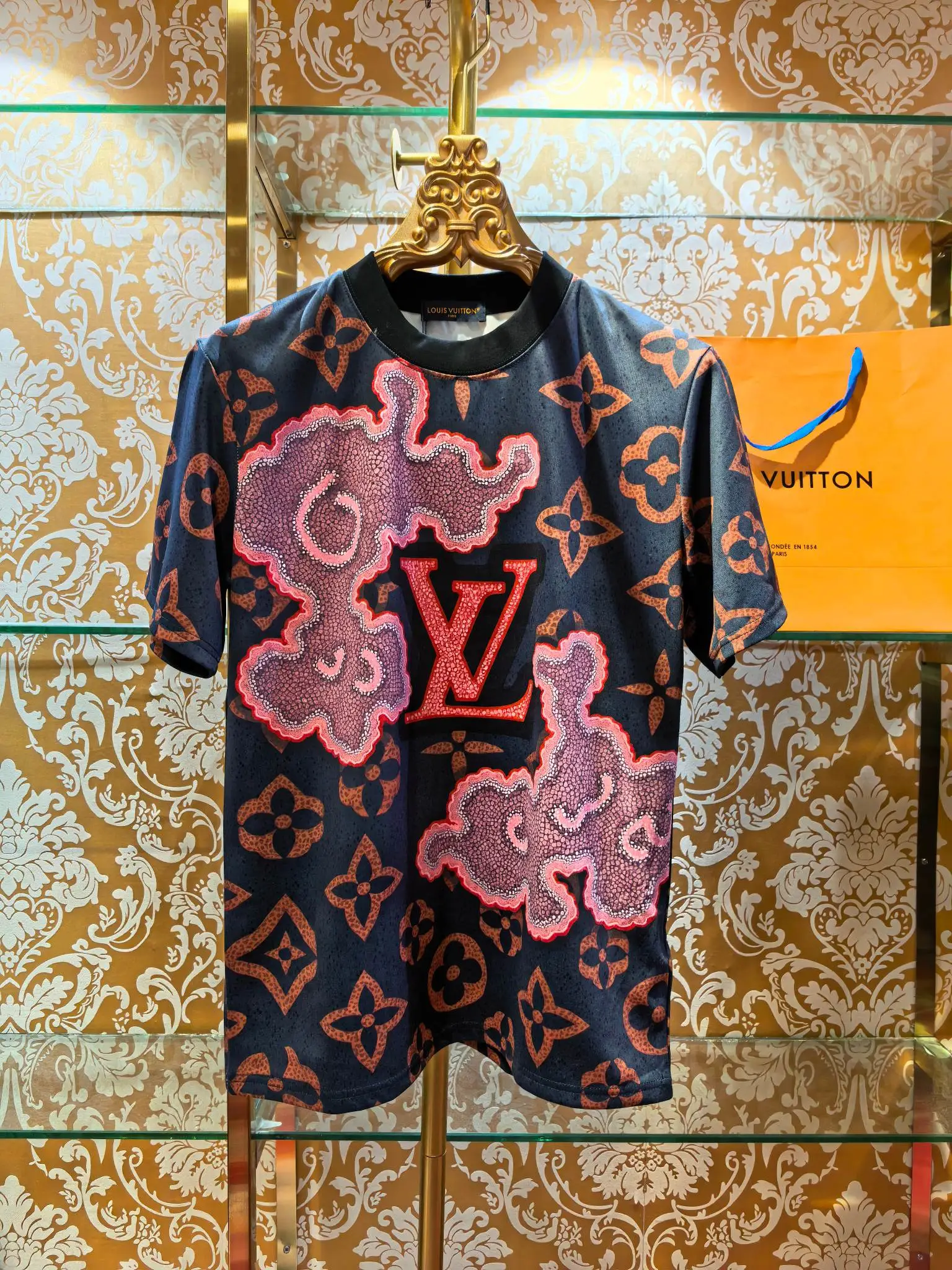 Louis Vuitton T-Shirt — e77427d0