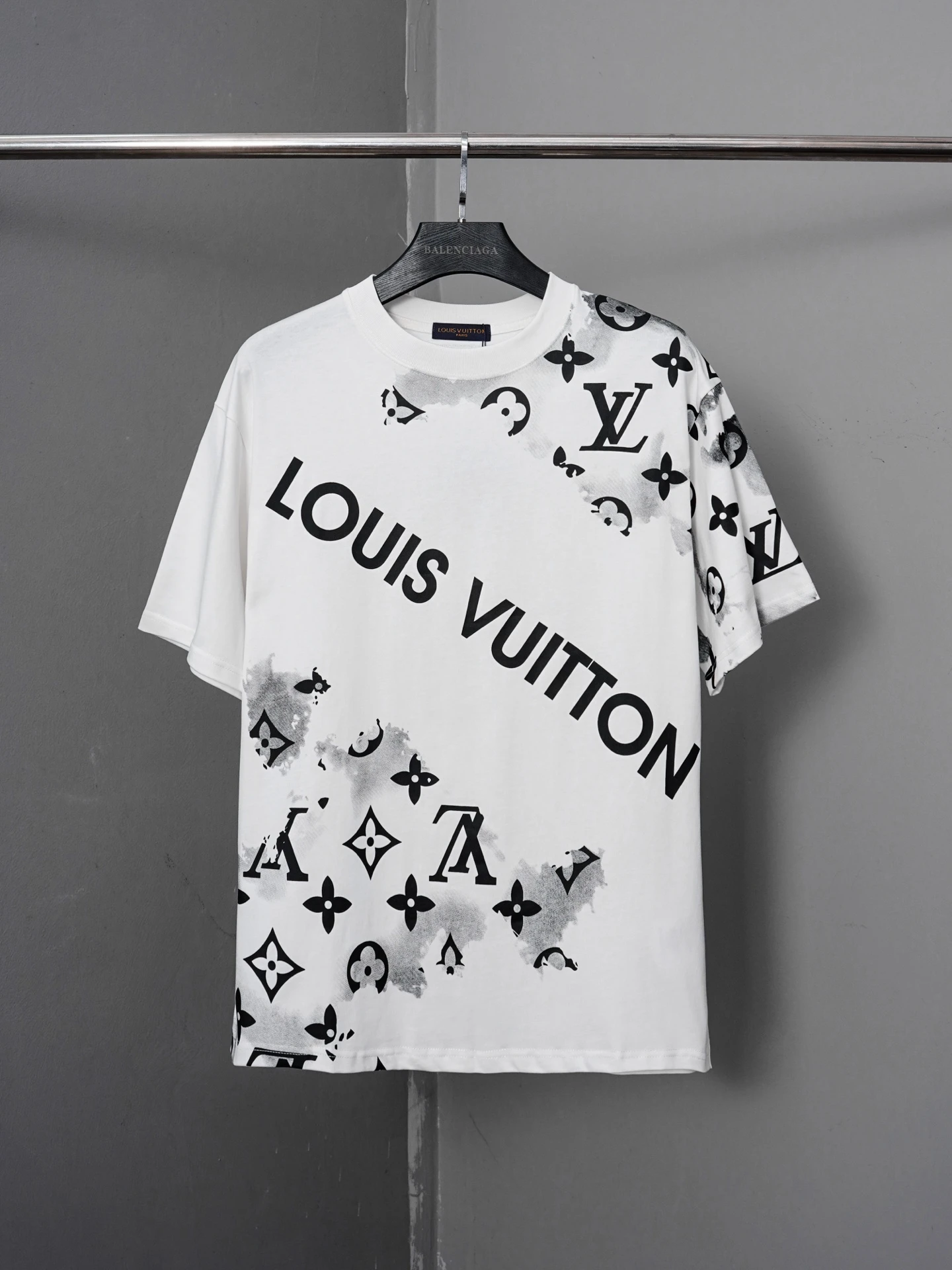 Louis Vuitton T-Shirt — 49e27ee9