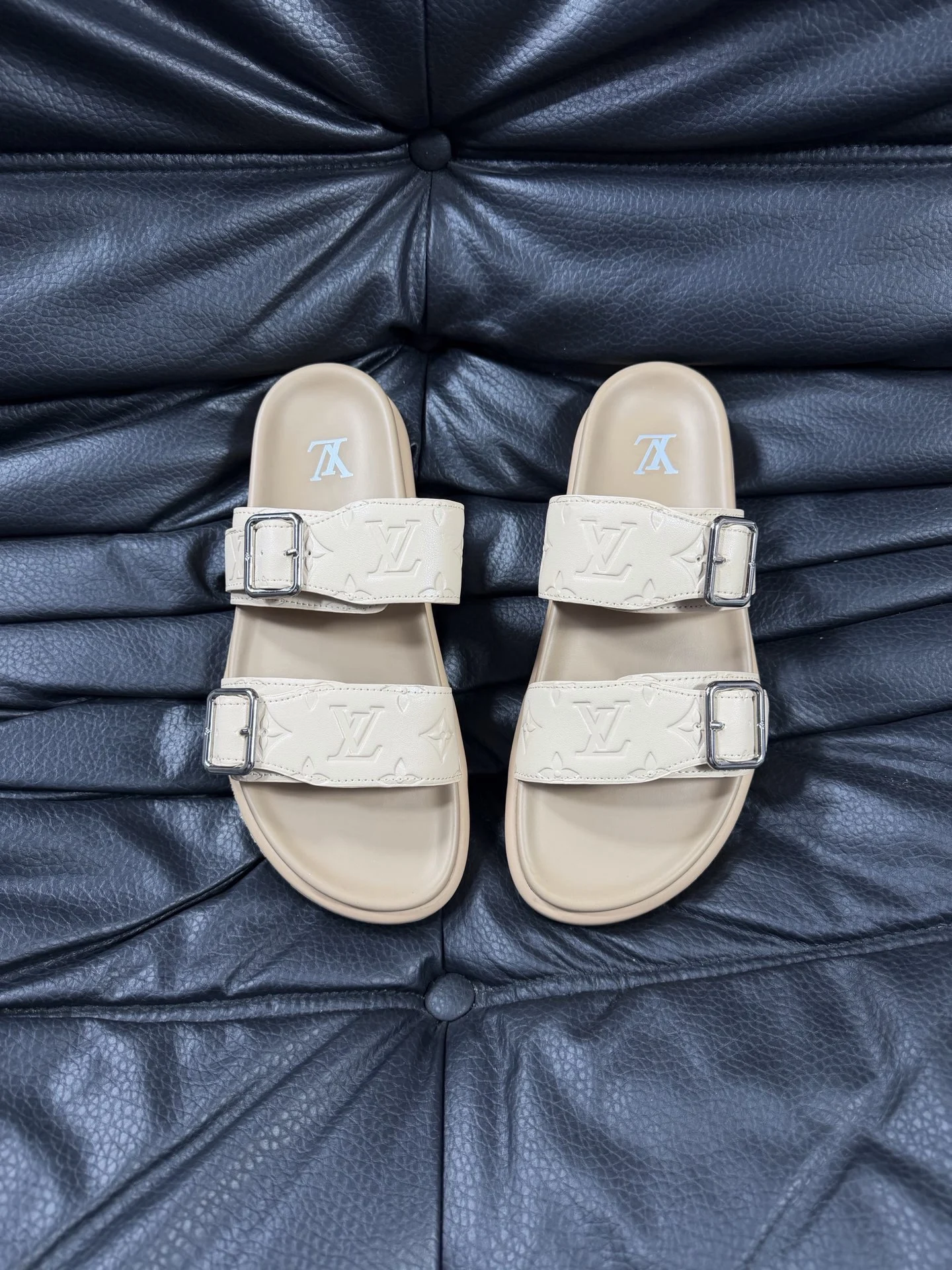 Louis Vuitton Slippers — 37684182