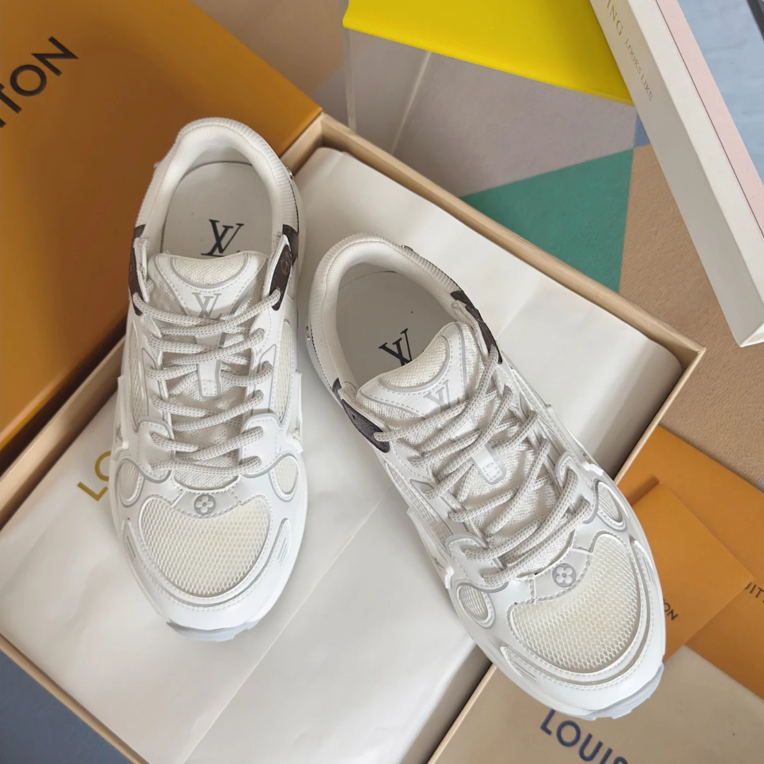 Louis Vuitton Sneakers — 2385426c