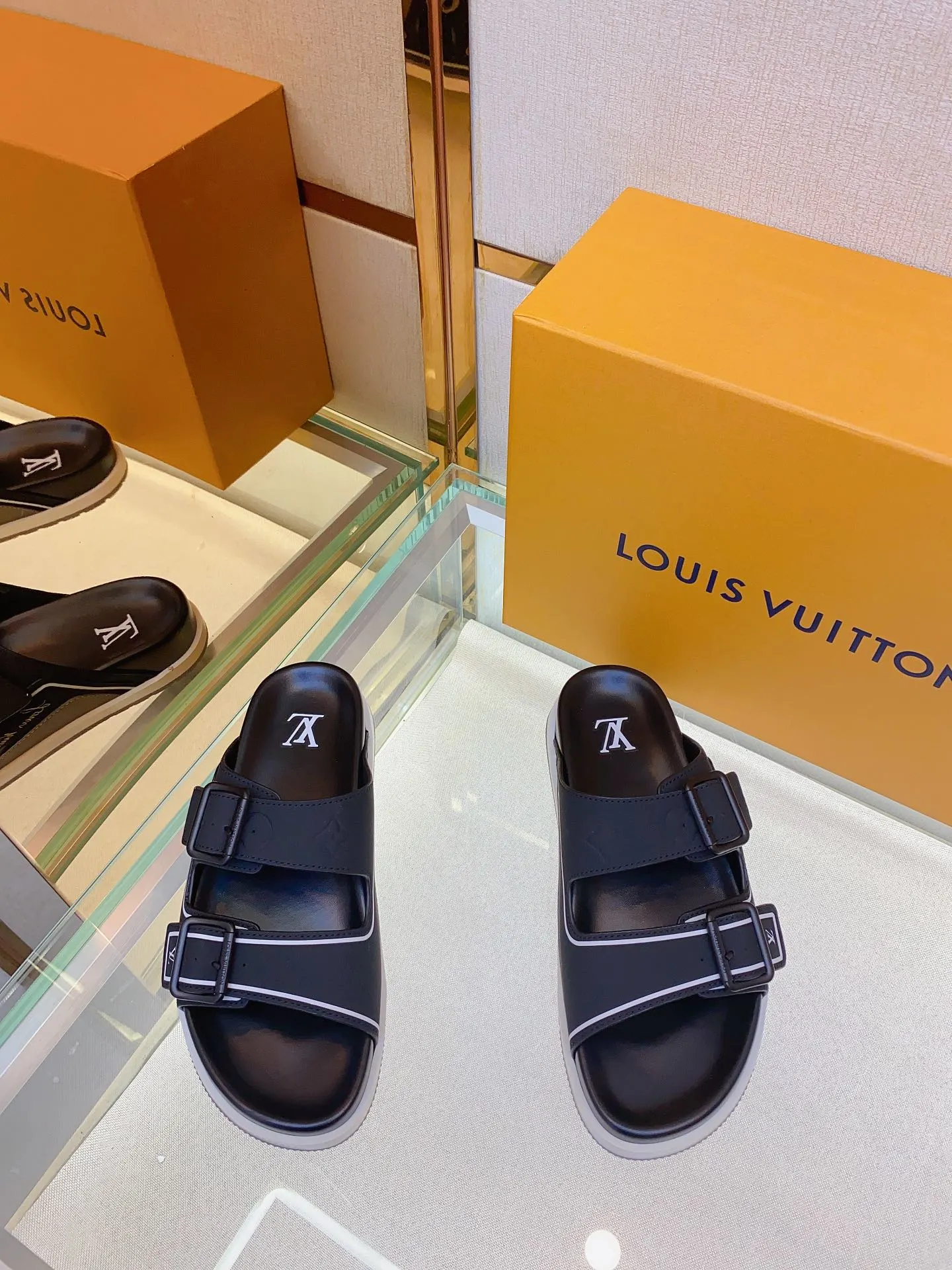 Louis Vuitton Slippers — 8e074fdb