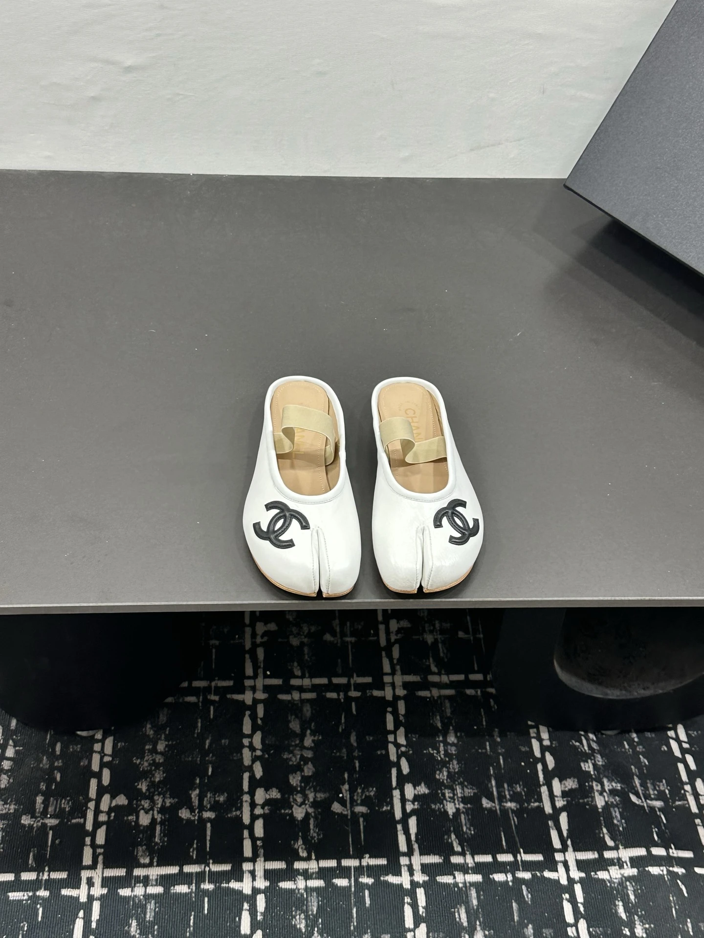 Chanel Slippers — 1364fafc