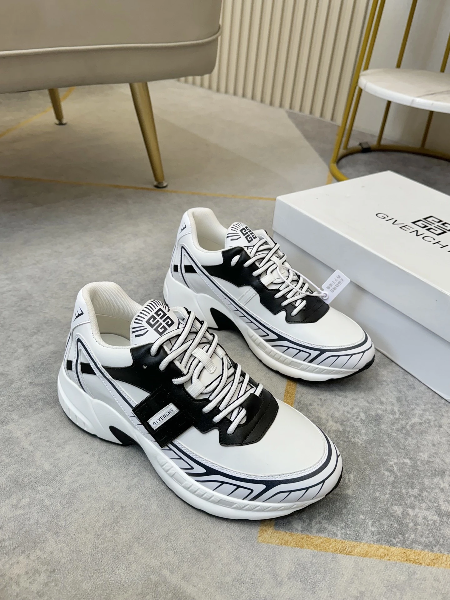 Givenchy Sneakers — 0c276779