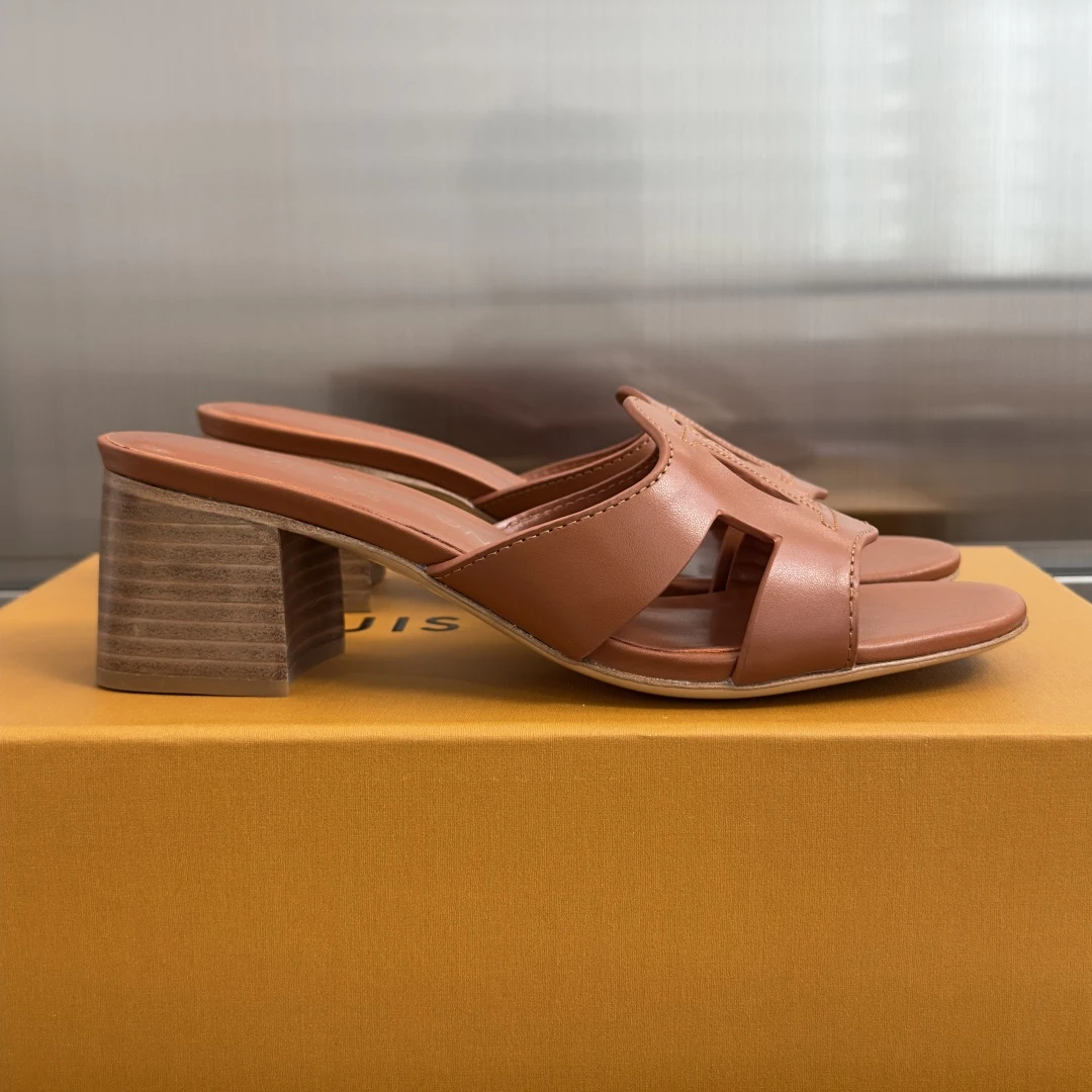 Louis Vuitton Slippers — 8c2eb159