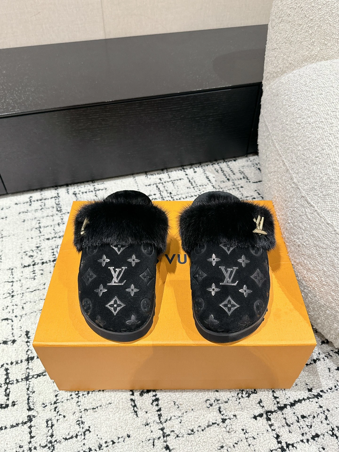 Louis Vuitton Slippers — 0e4463d3
