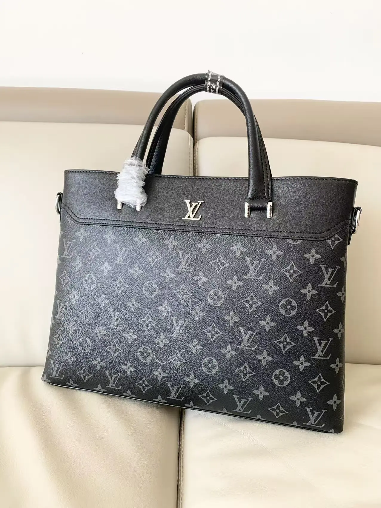 Louis Vuitton Bag — b7e9f0da