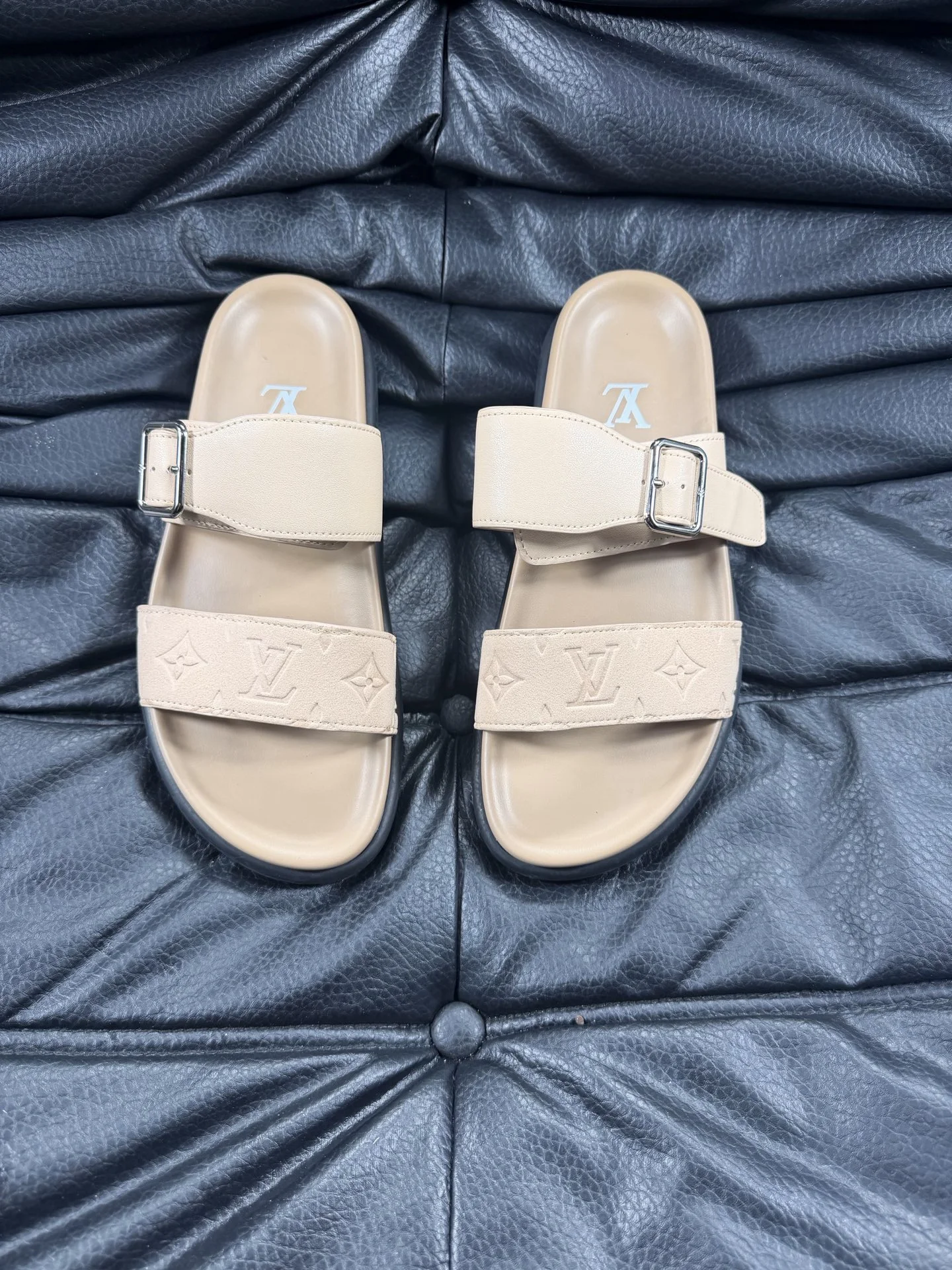Louis Vuitton Slippers — 3f70e1f7