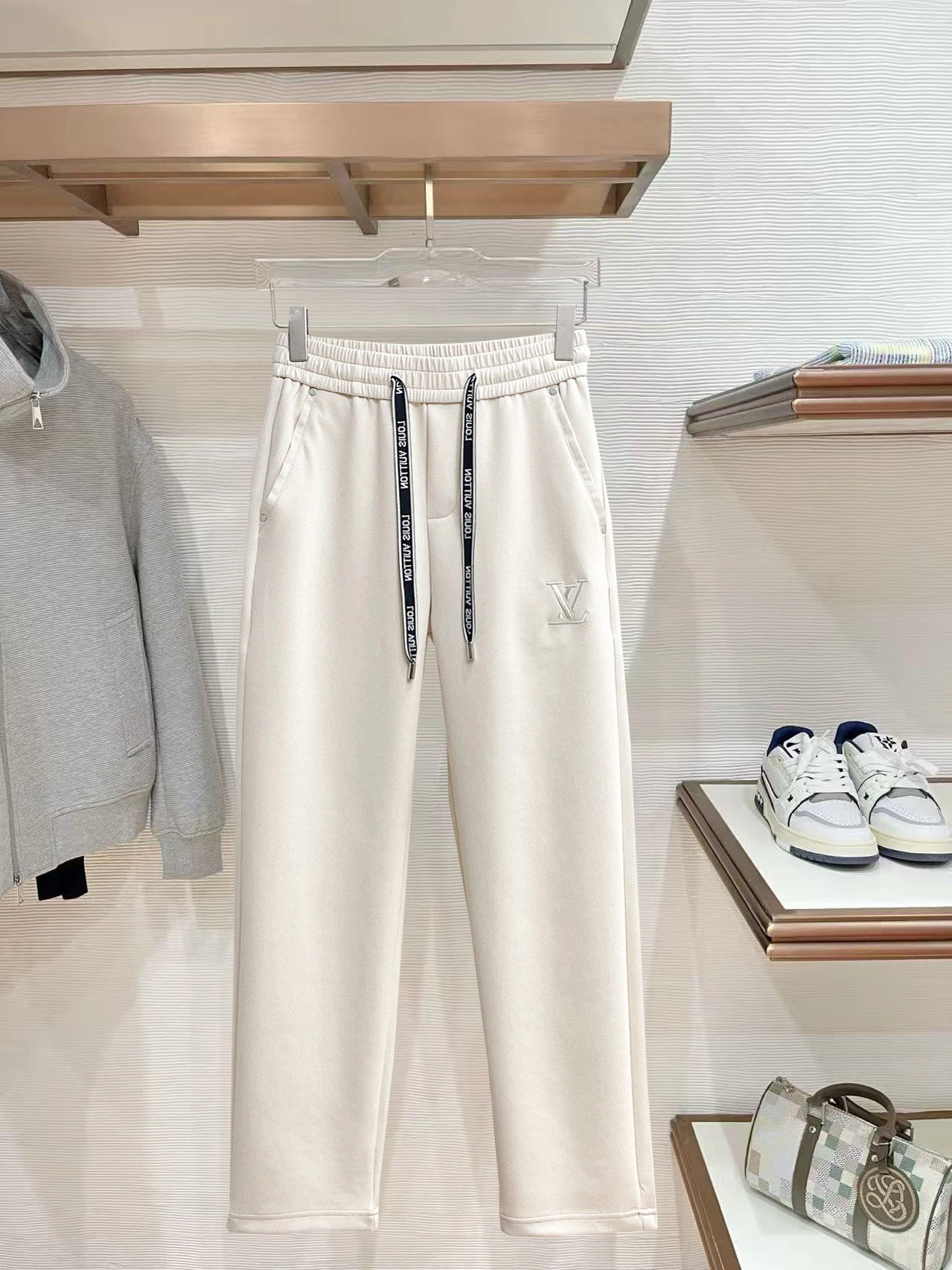 Louis Vuitton Trousers — 860ee60b