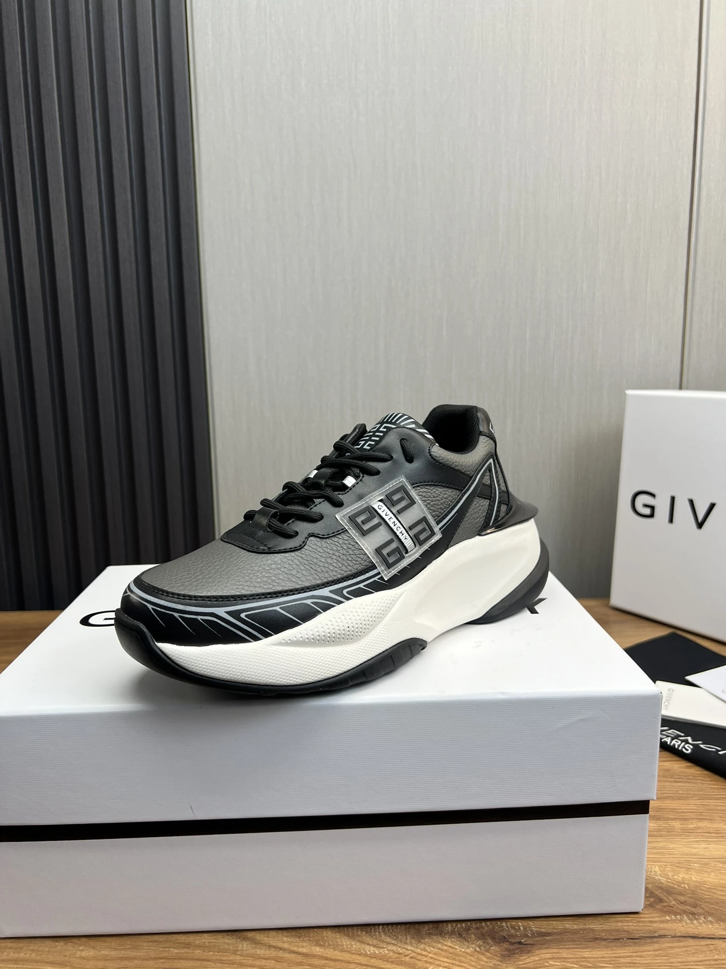 Givenchy Sneakers — e0eefa7d