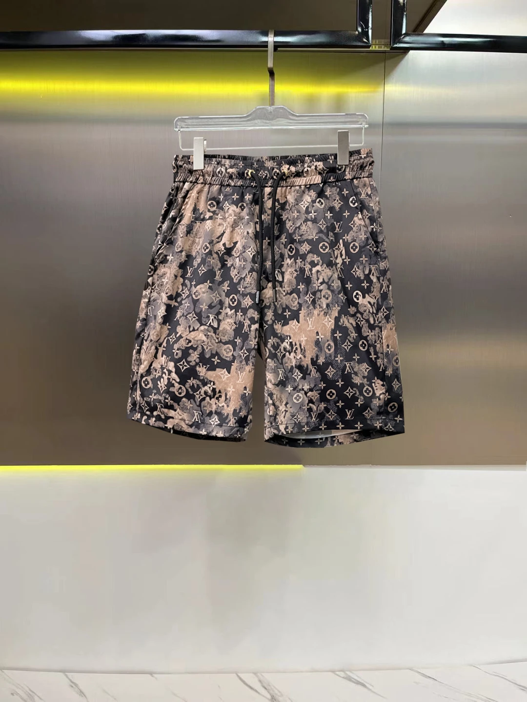 Louis Vuitton Shorts — 978e8ba3