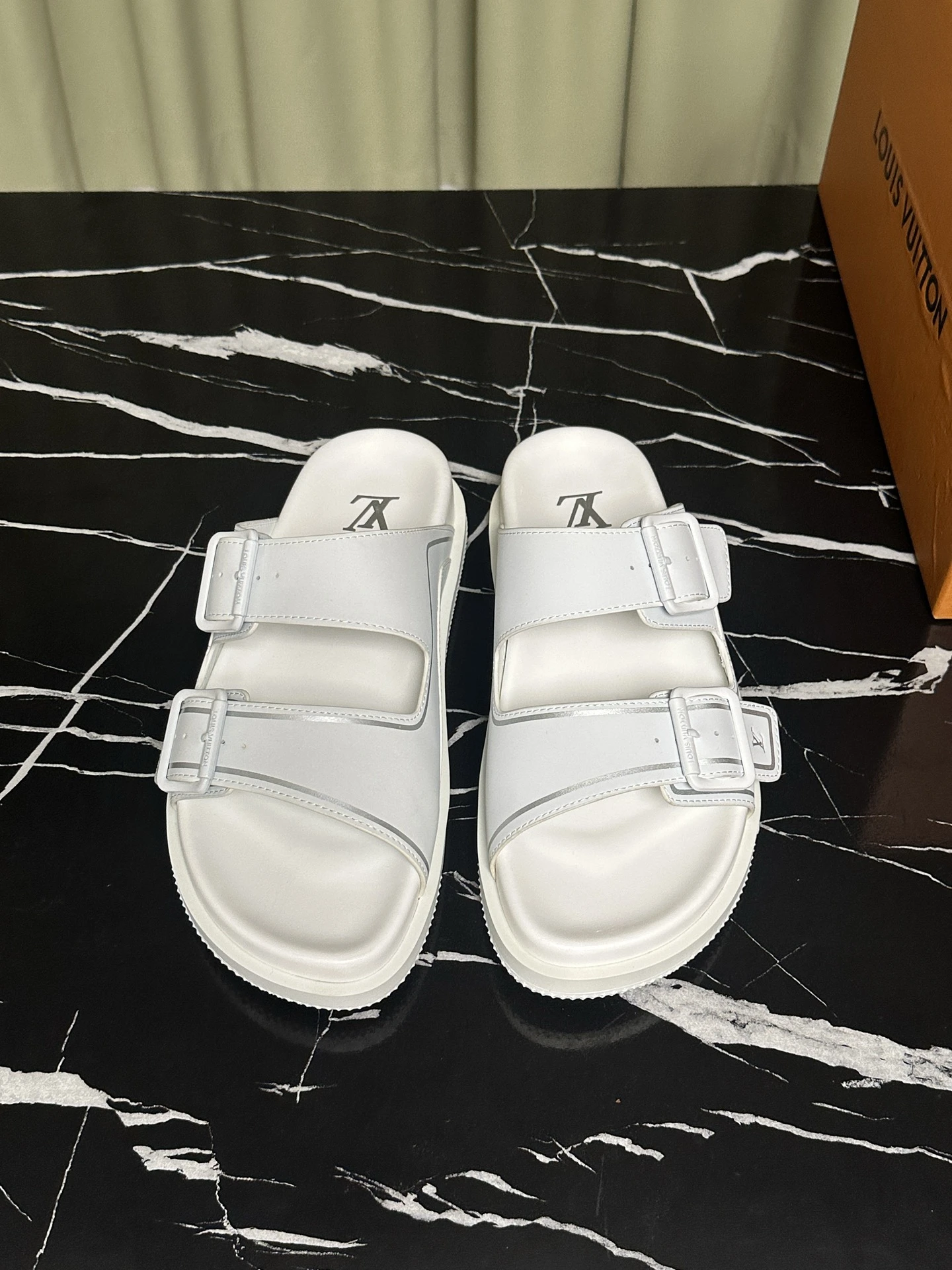 Louis Vuitton Slippers — 538b88e9