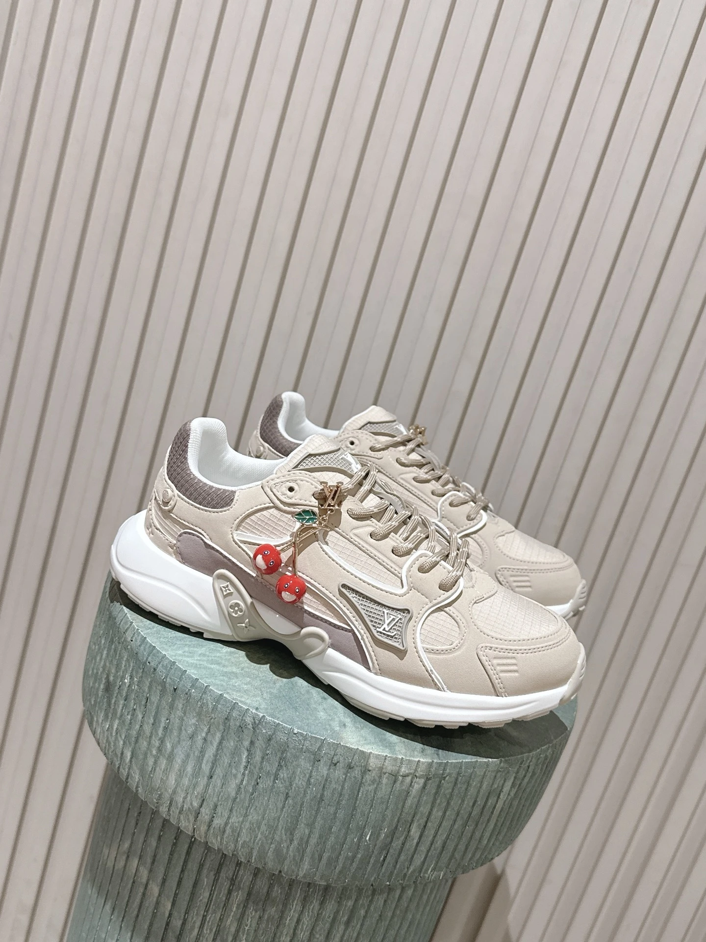 Louis Vuitton Sneakers — 37e0fbc7