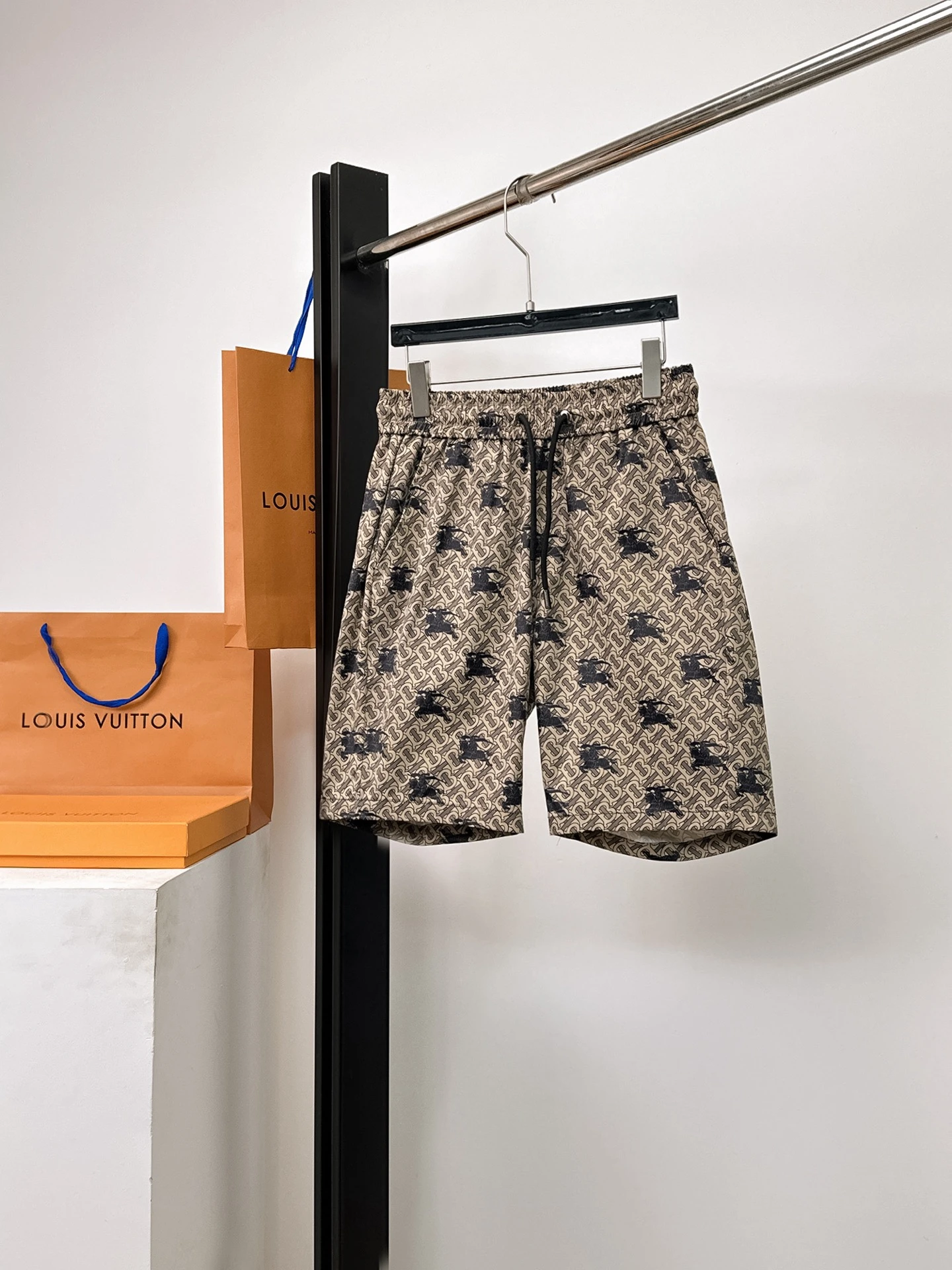 Burberry Shorts — 05e7f38b