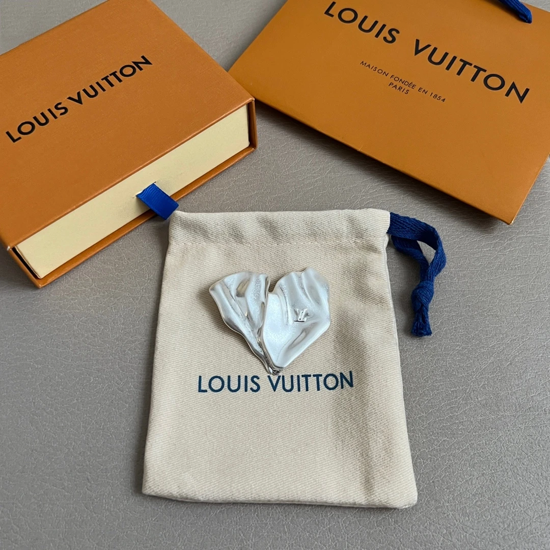 Louis Vuitton Brooches — 040a1222