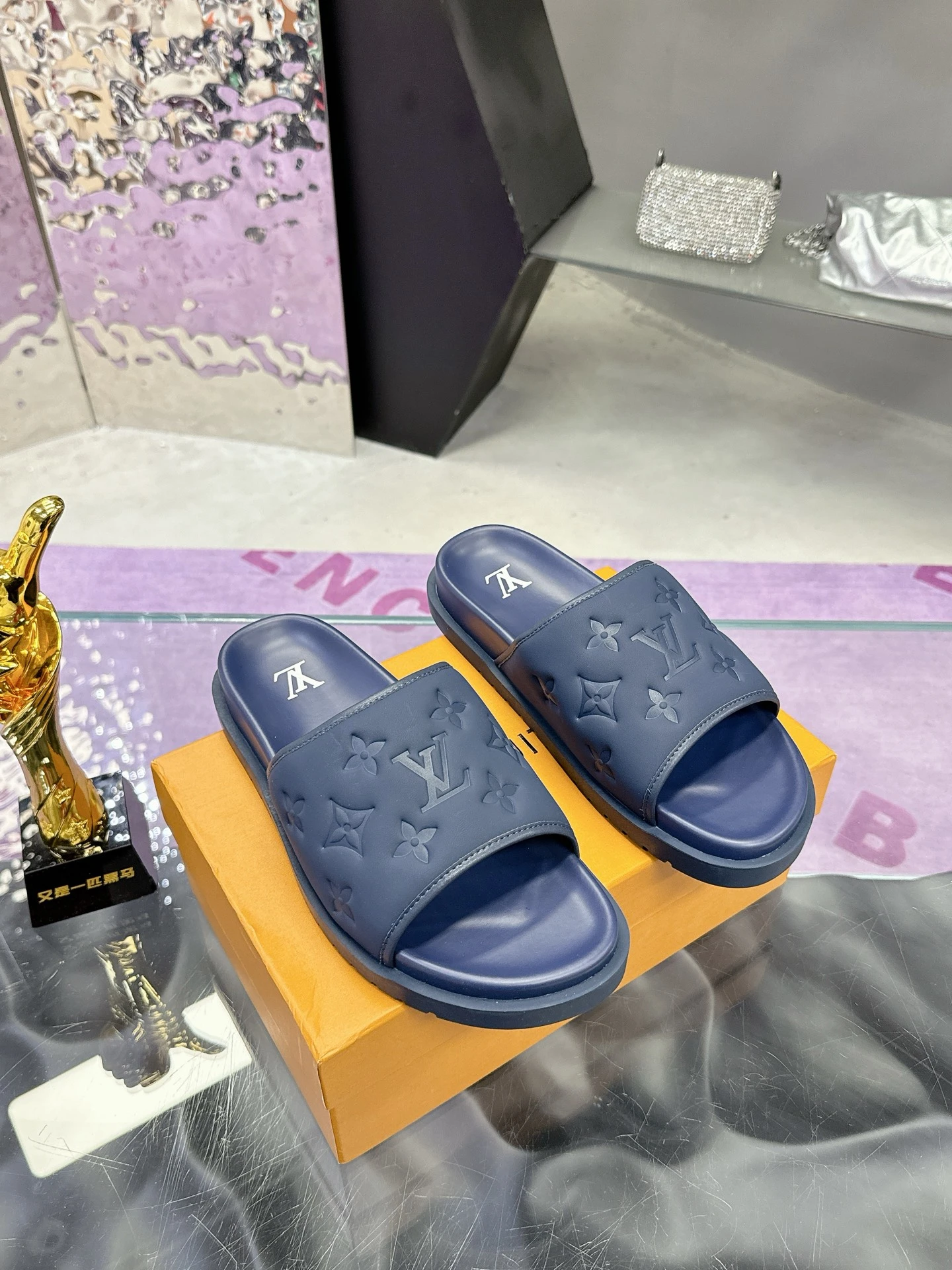 Louis Vuitton Slippers — d43af7dd
