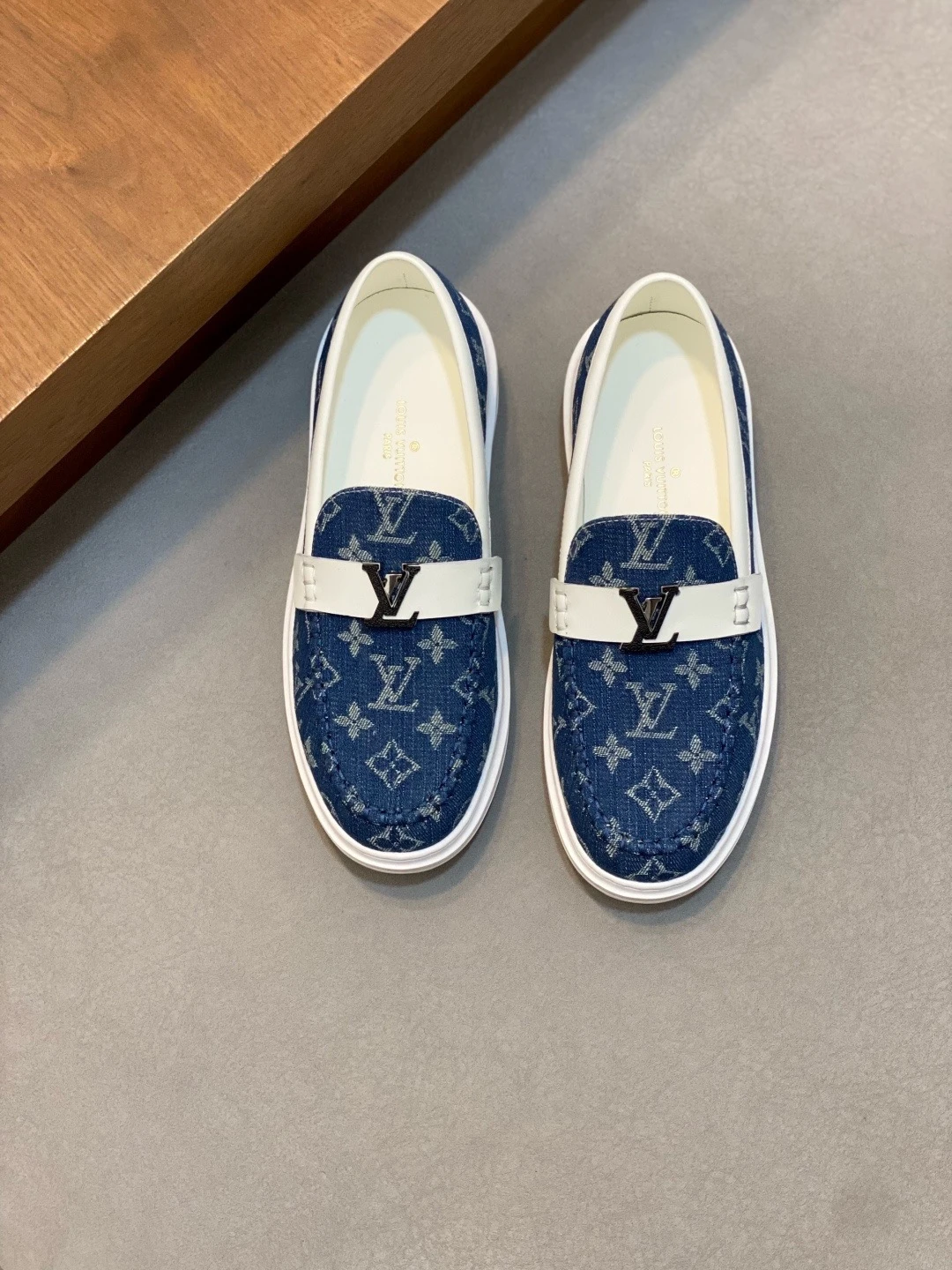 Louis Vuitton Sneakers — 5667dc64