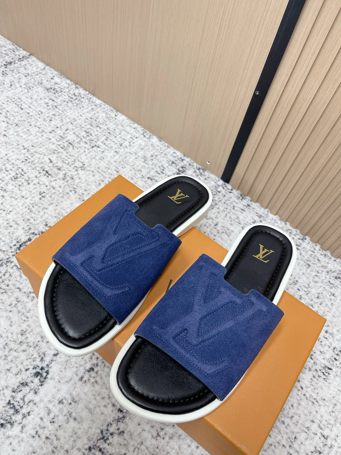 Louis Vuitton Slippers — 1044c251