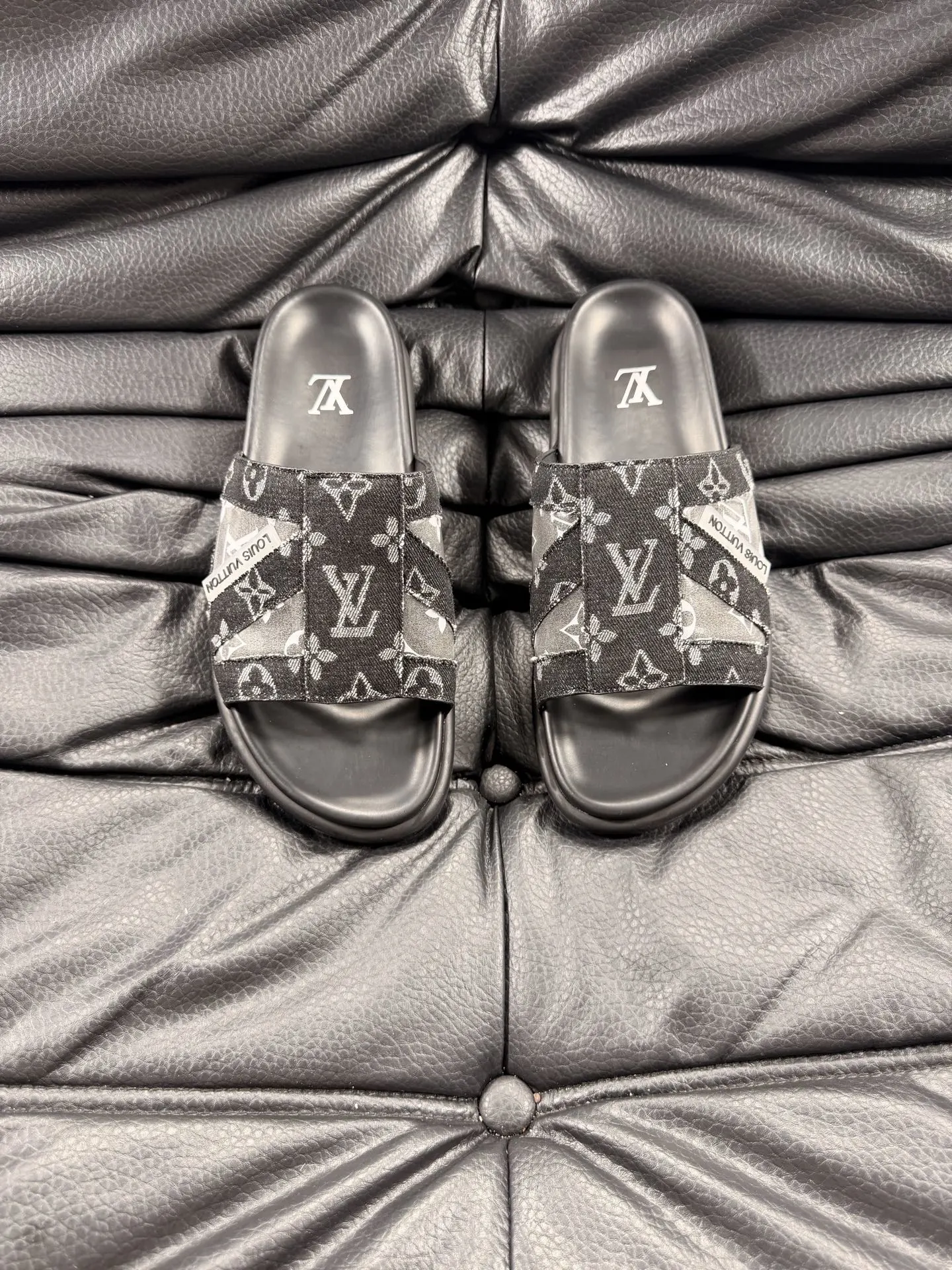 Louis Vuitton Slippers — eba1dd5f