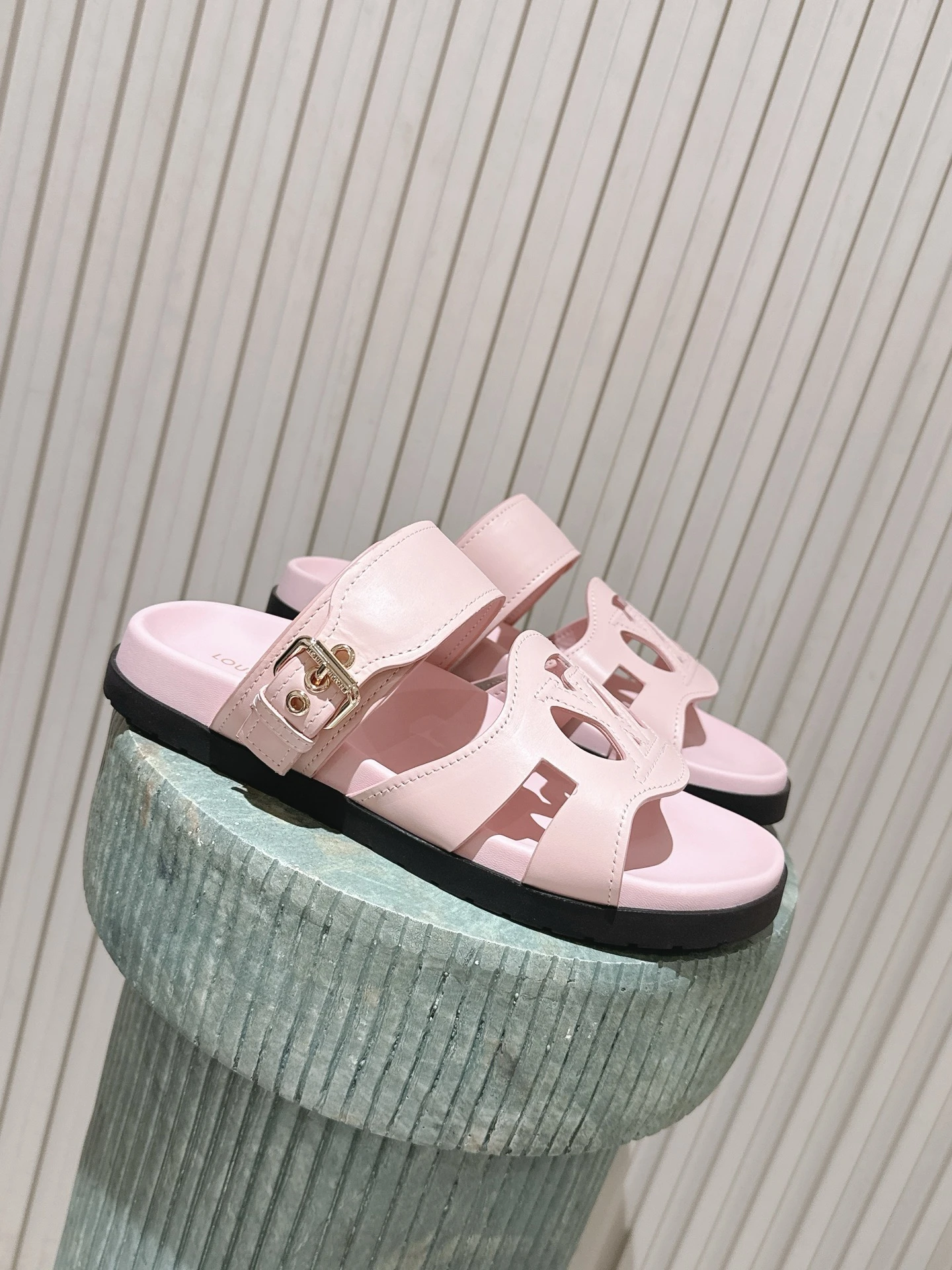 Louis Vuitton Slippers — 1a0a2884