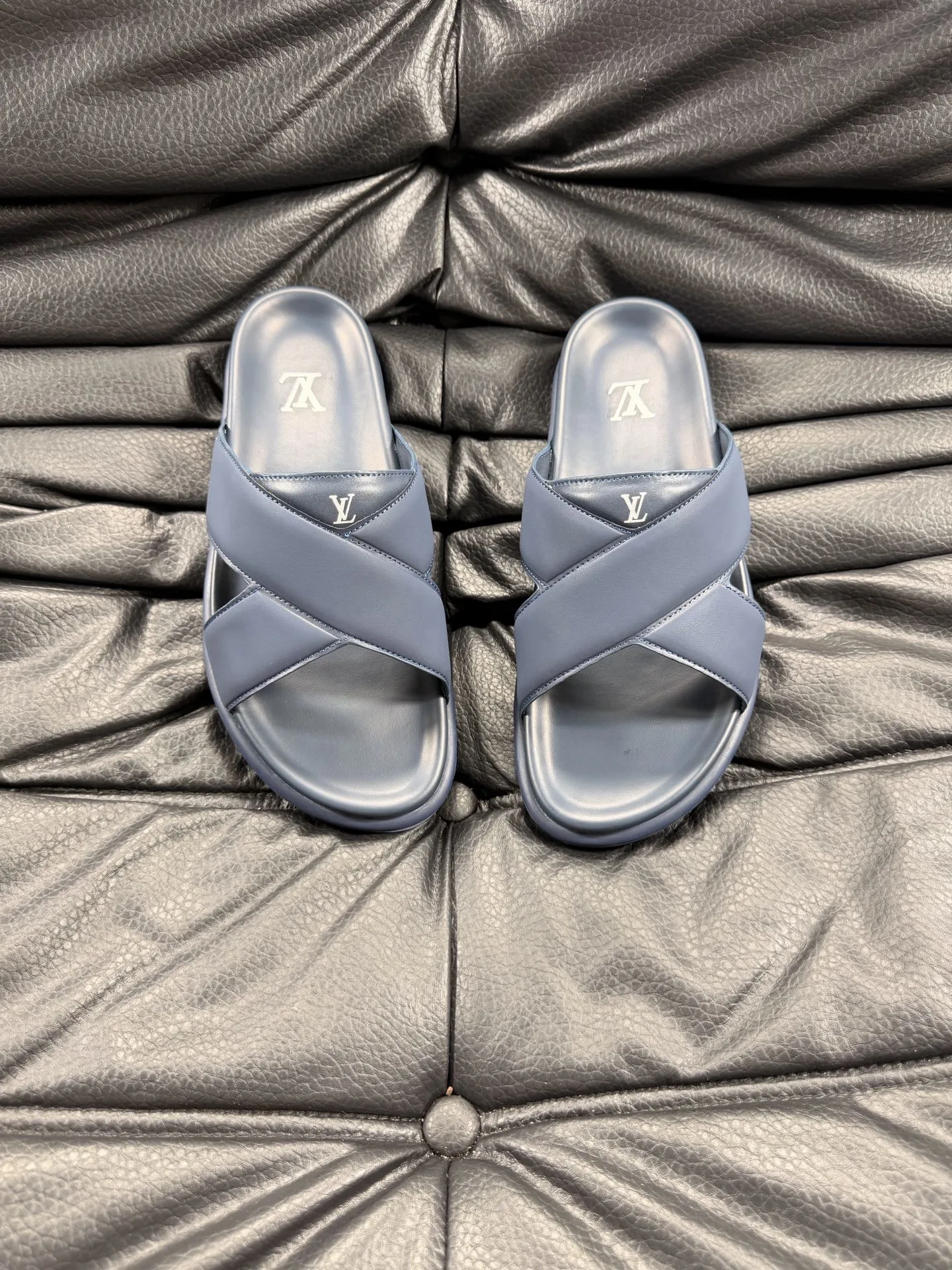 Louis Vuitton Slippers — 67827f30