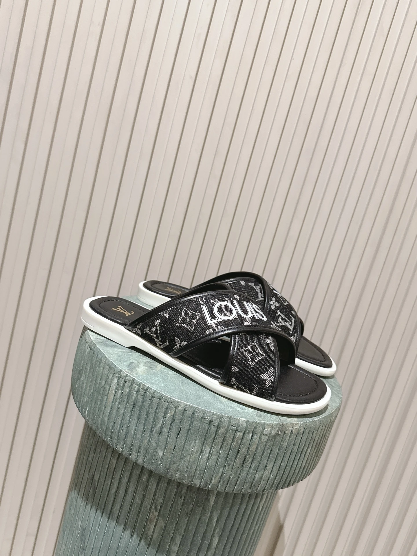 Louis Vuitton Slides — 9b5eeaf9