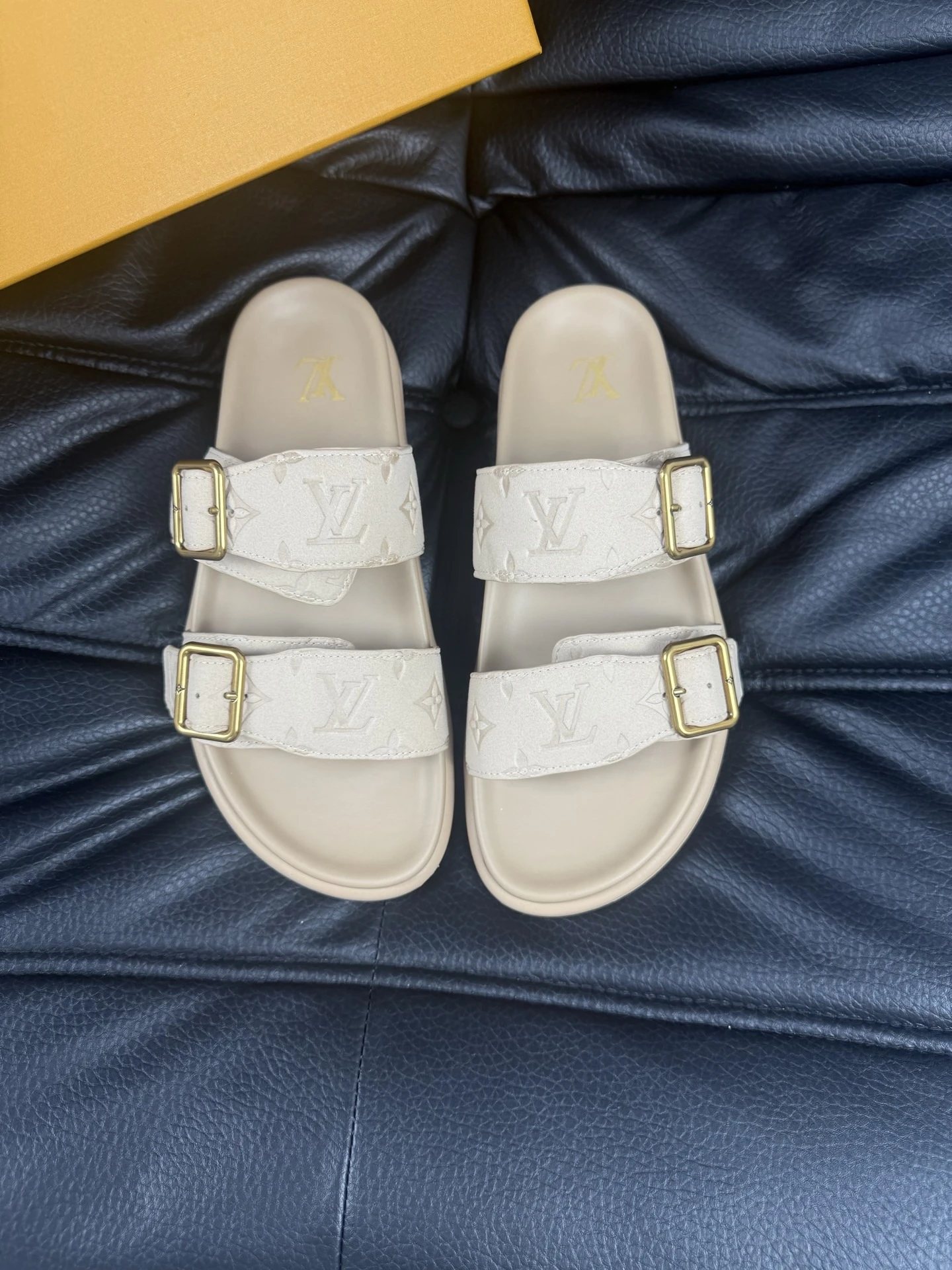 Louis Vuitton Slippers — 21320ee5