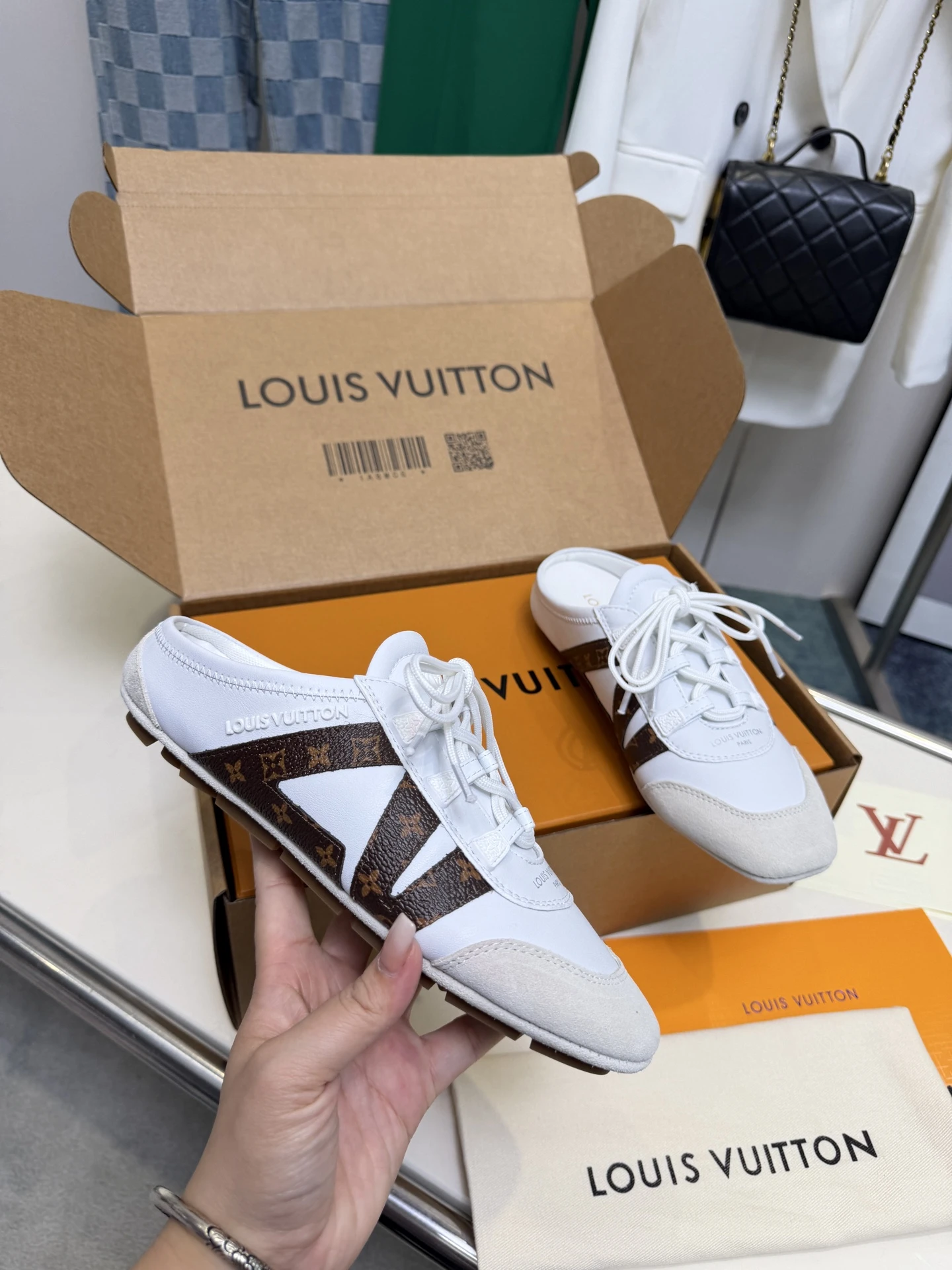 Louis Vuitton Sneakers — b7ba38c6