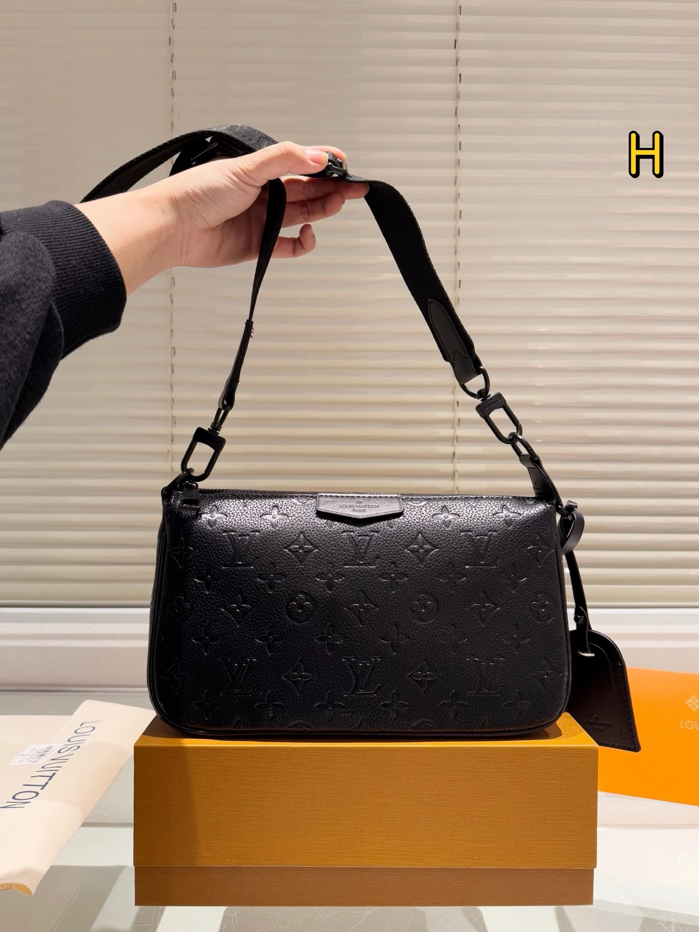 Louis Vuitton Bag — b7a11eff