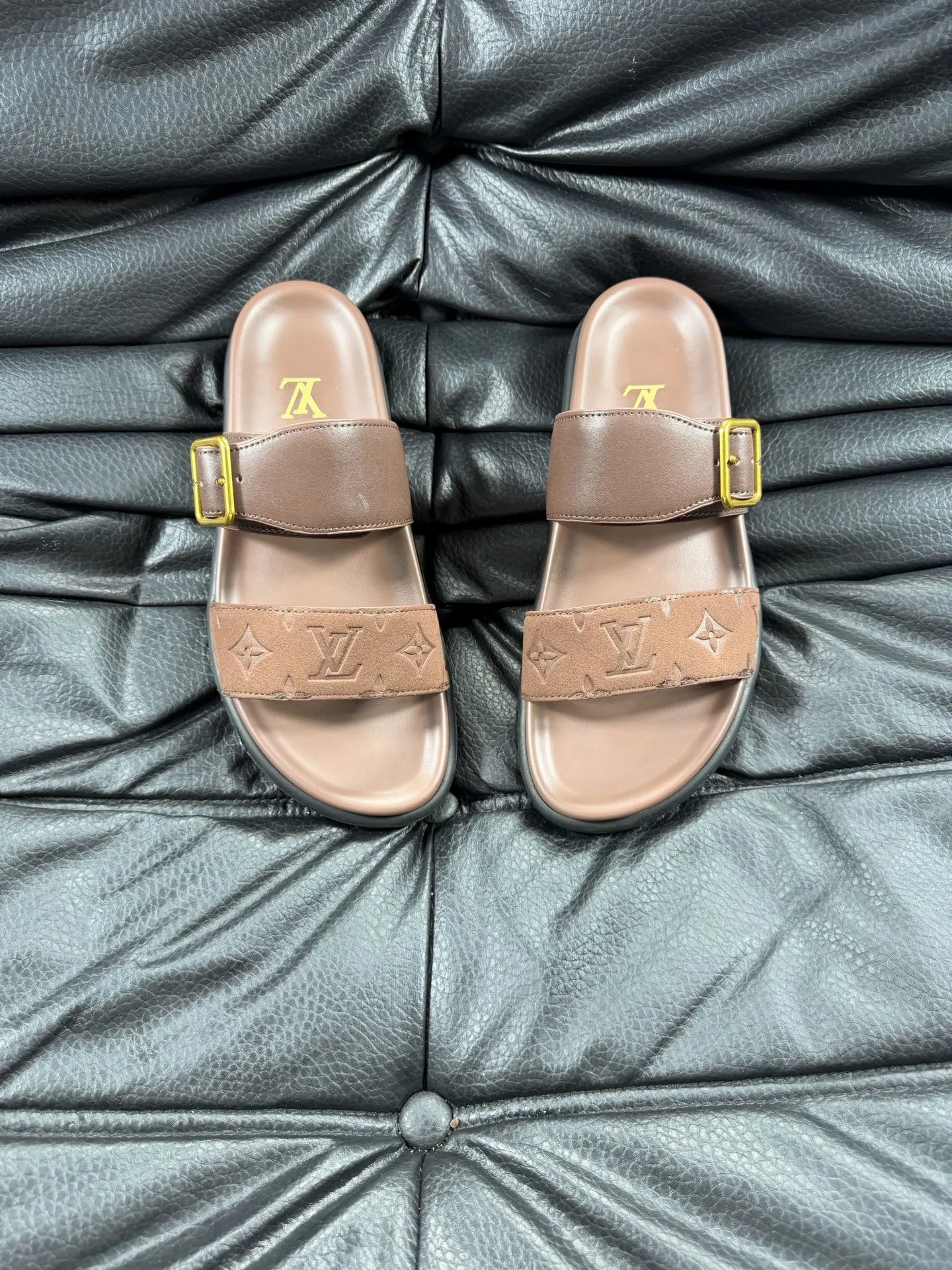 Louis Vuitton Slippers — 2adb2211