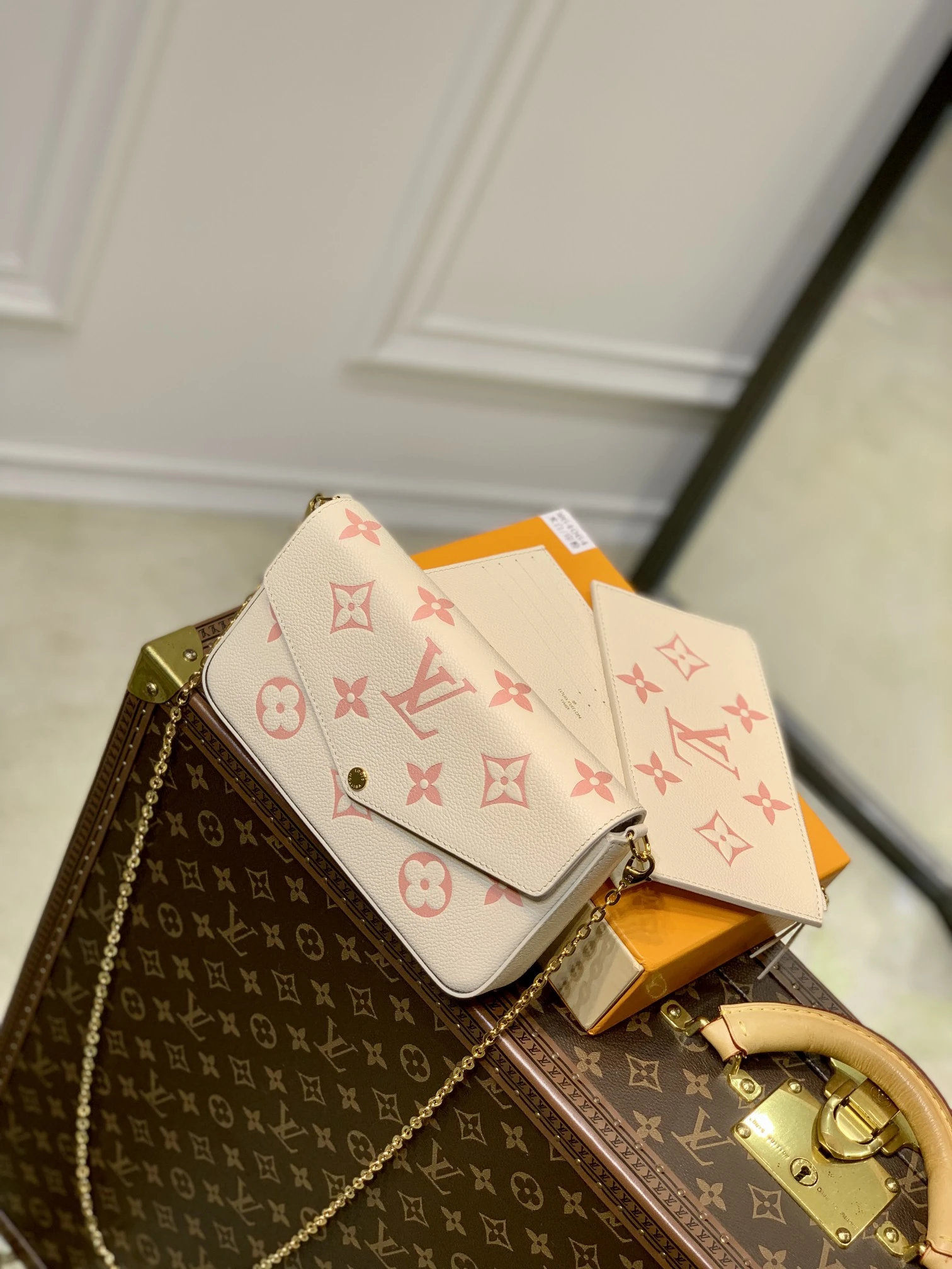 Louis Vuitton Bag — 835f8e3e
