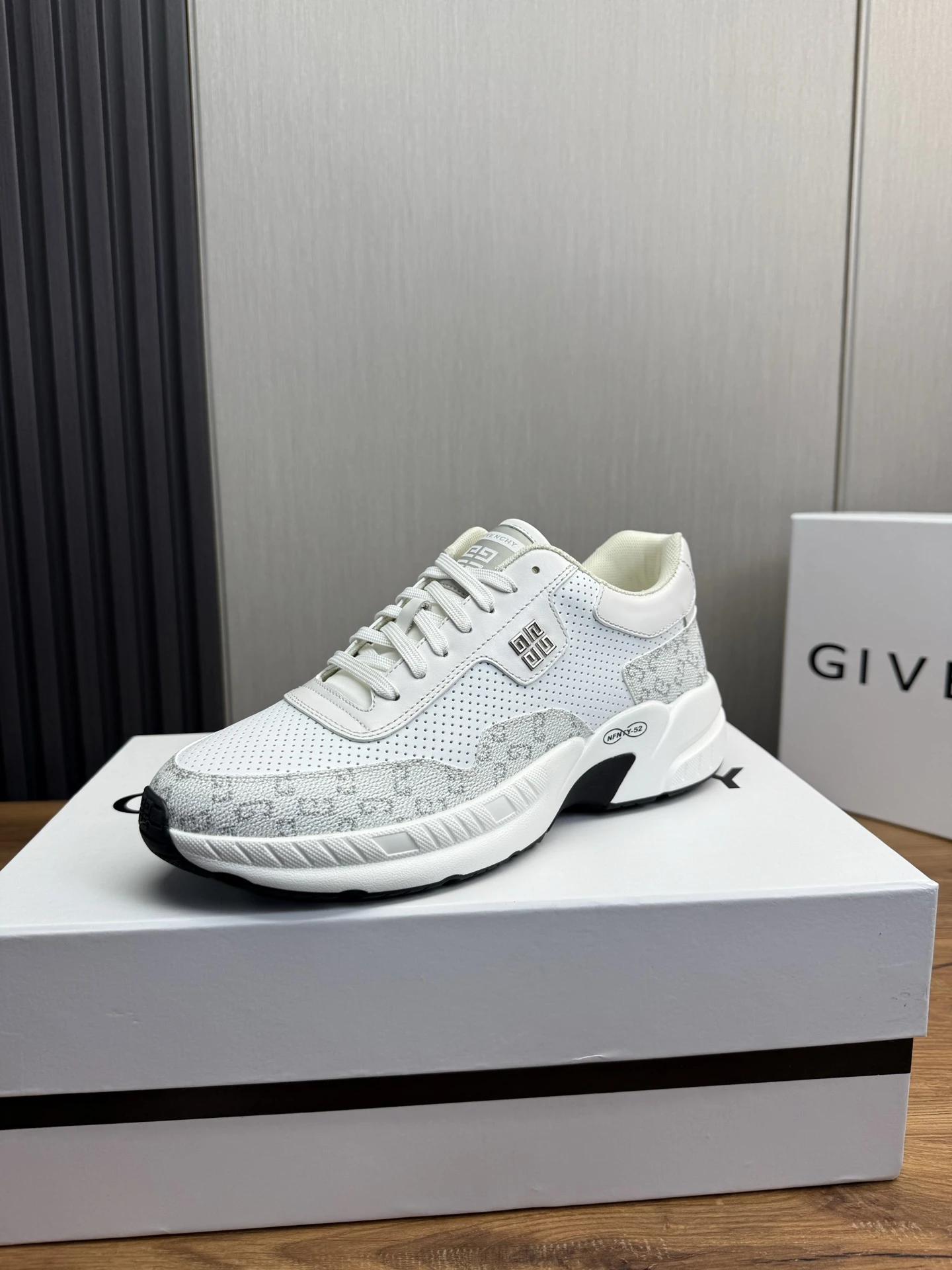 Givenchy Sneakers — 88619f24