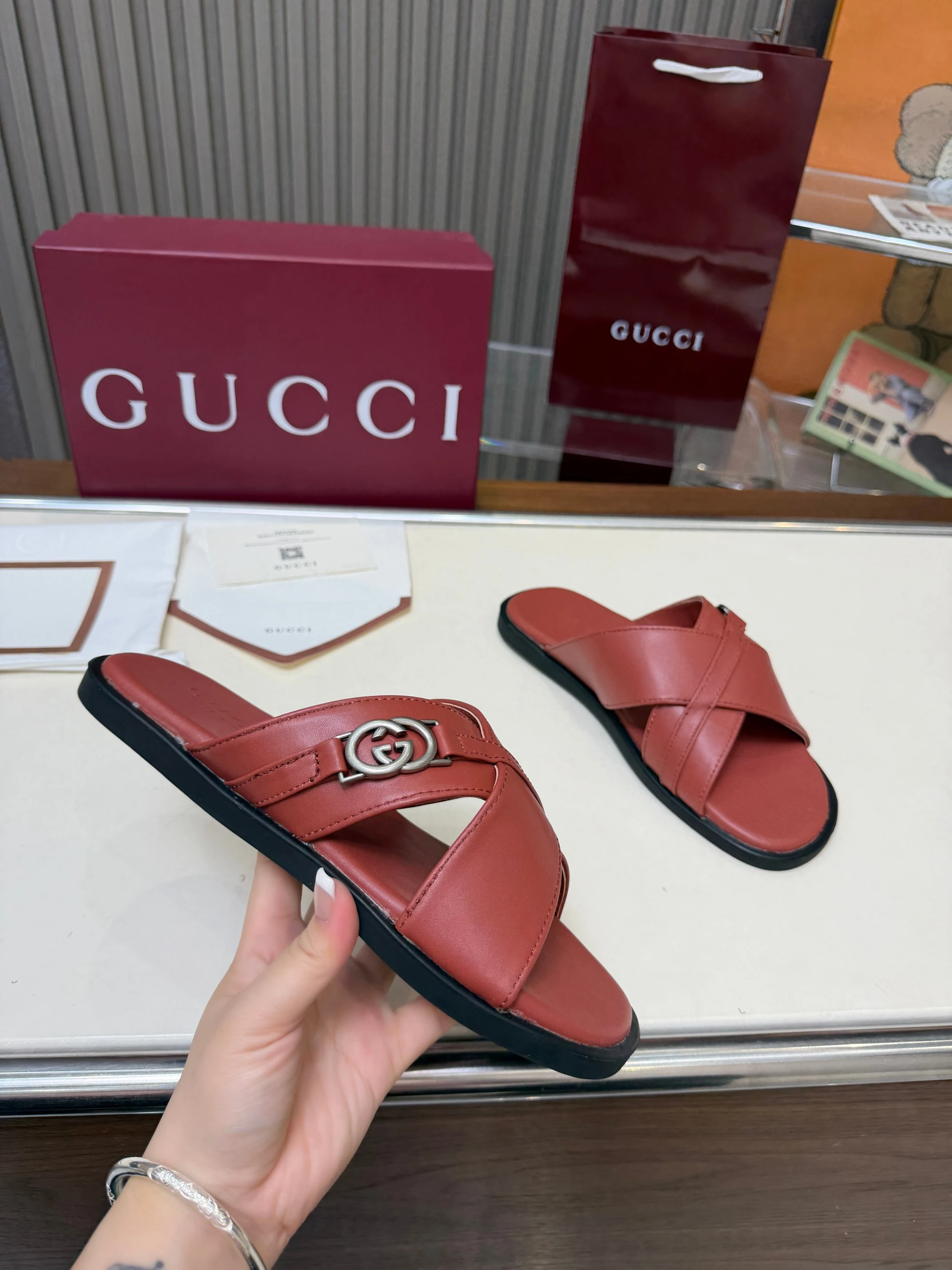 Gucci Slippers — dc331005