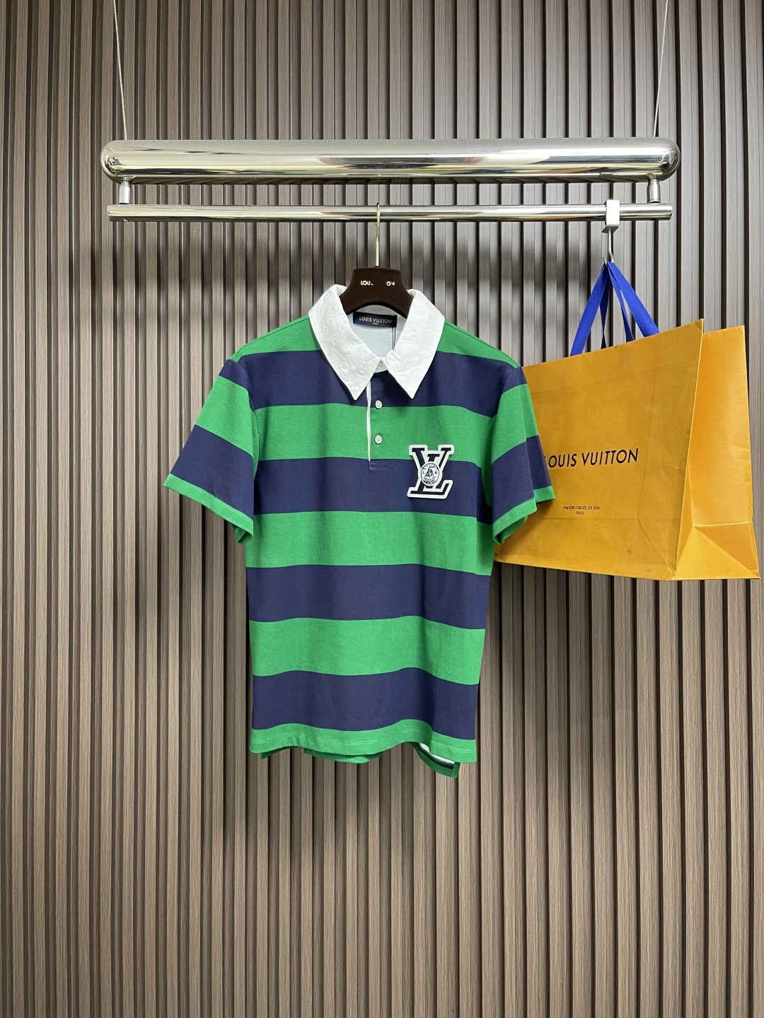 Louis Vuitton T-Shirt — 74e063ca