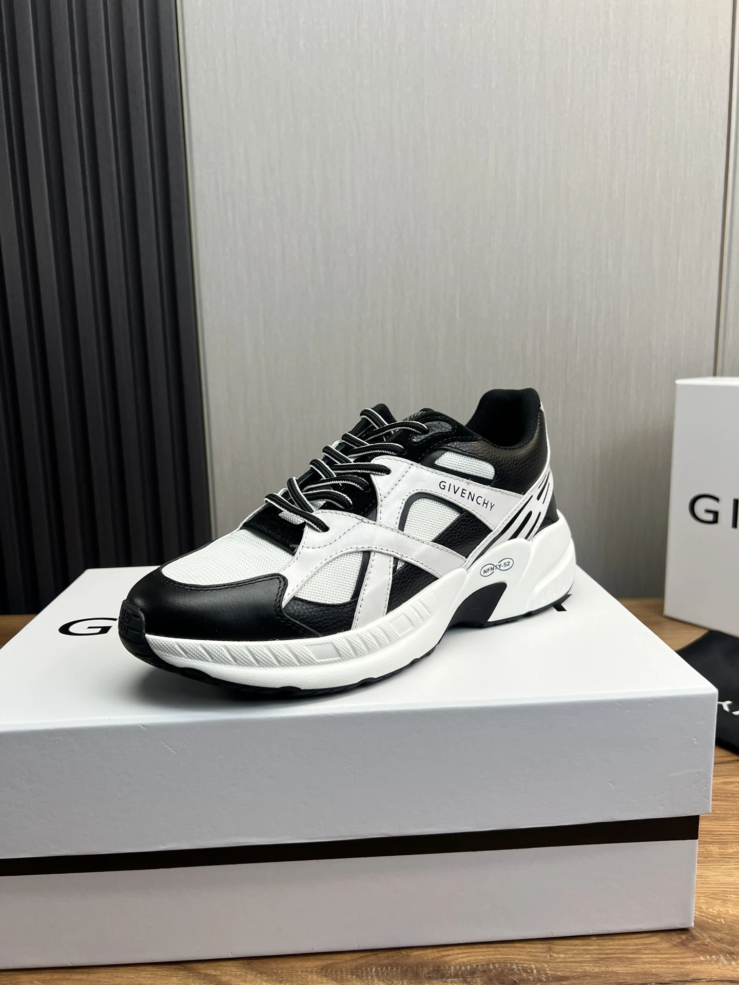 Givenchy Sneakers — 39312b69