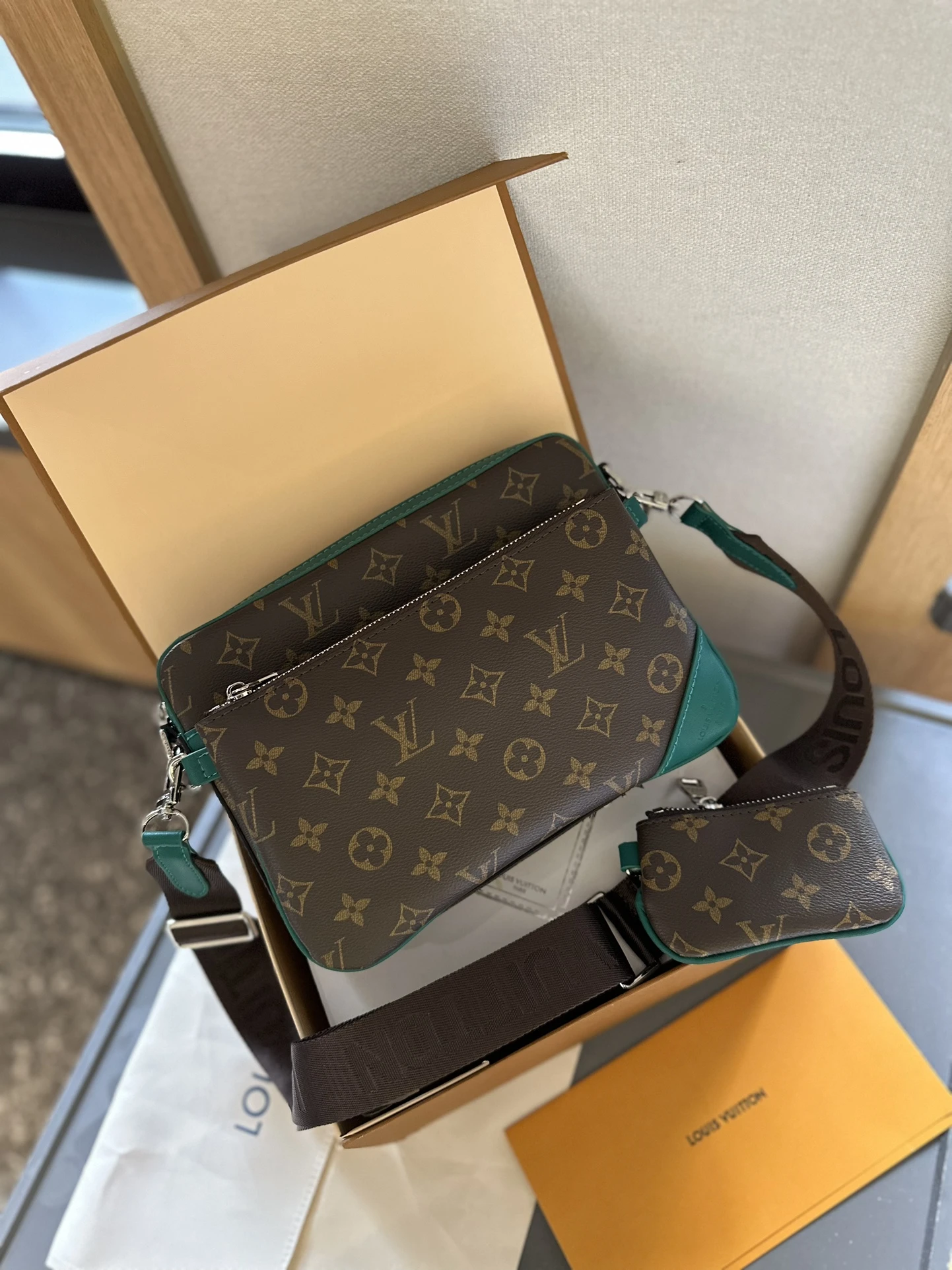 Louis Vuitton Bag — b8ff9279