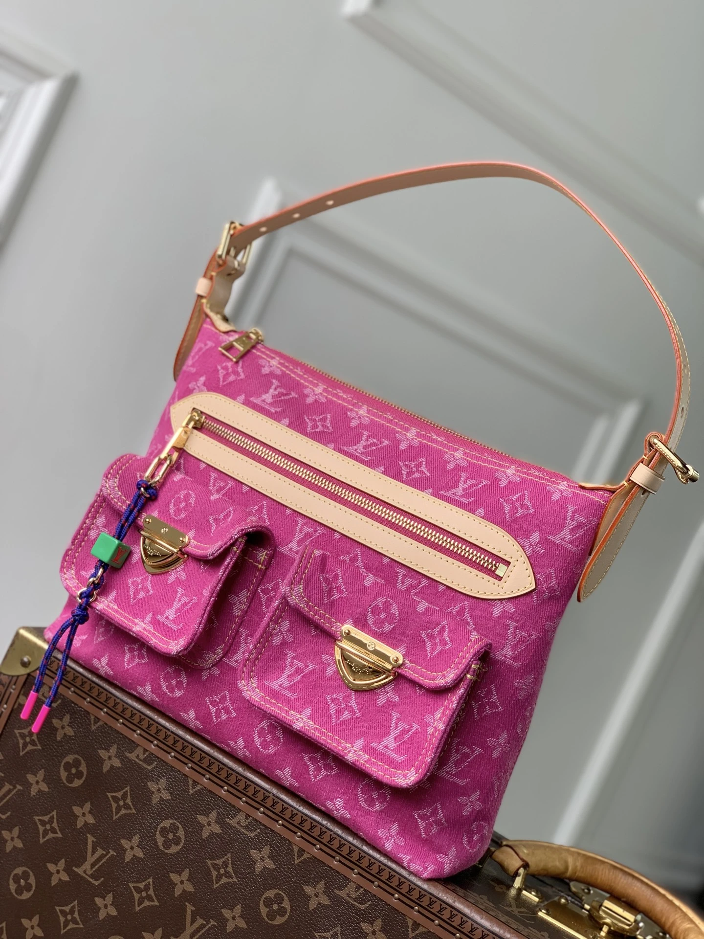 Louis Vuitton Bag — b1518261