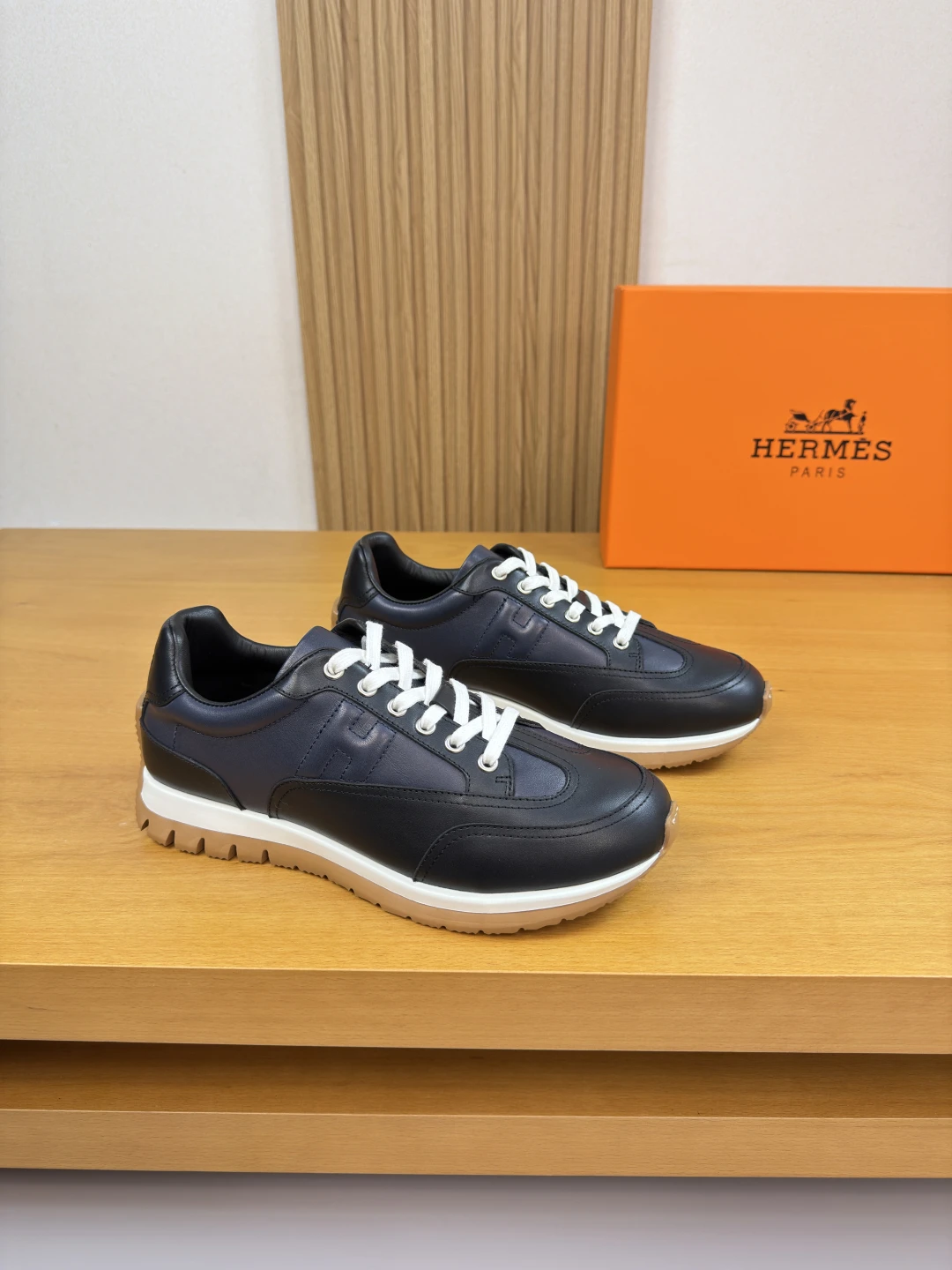 Hermès Sneakers — b2f93c9e