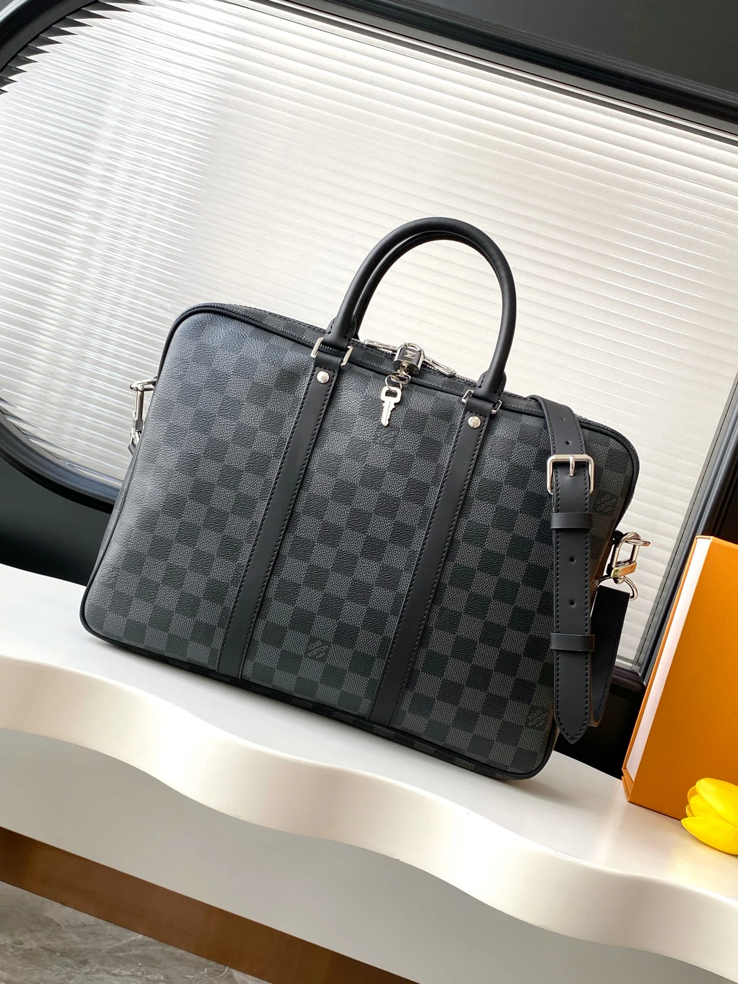 Briefcases — b8841637