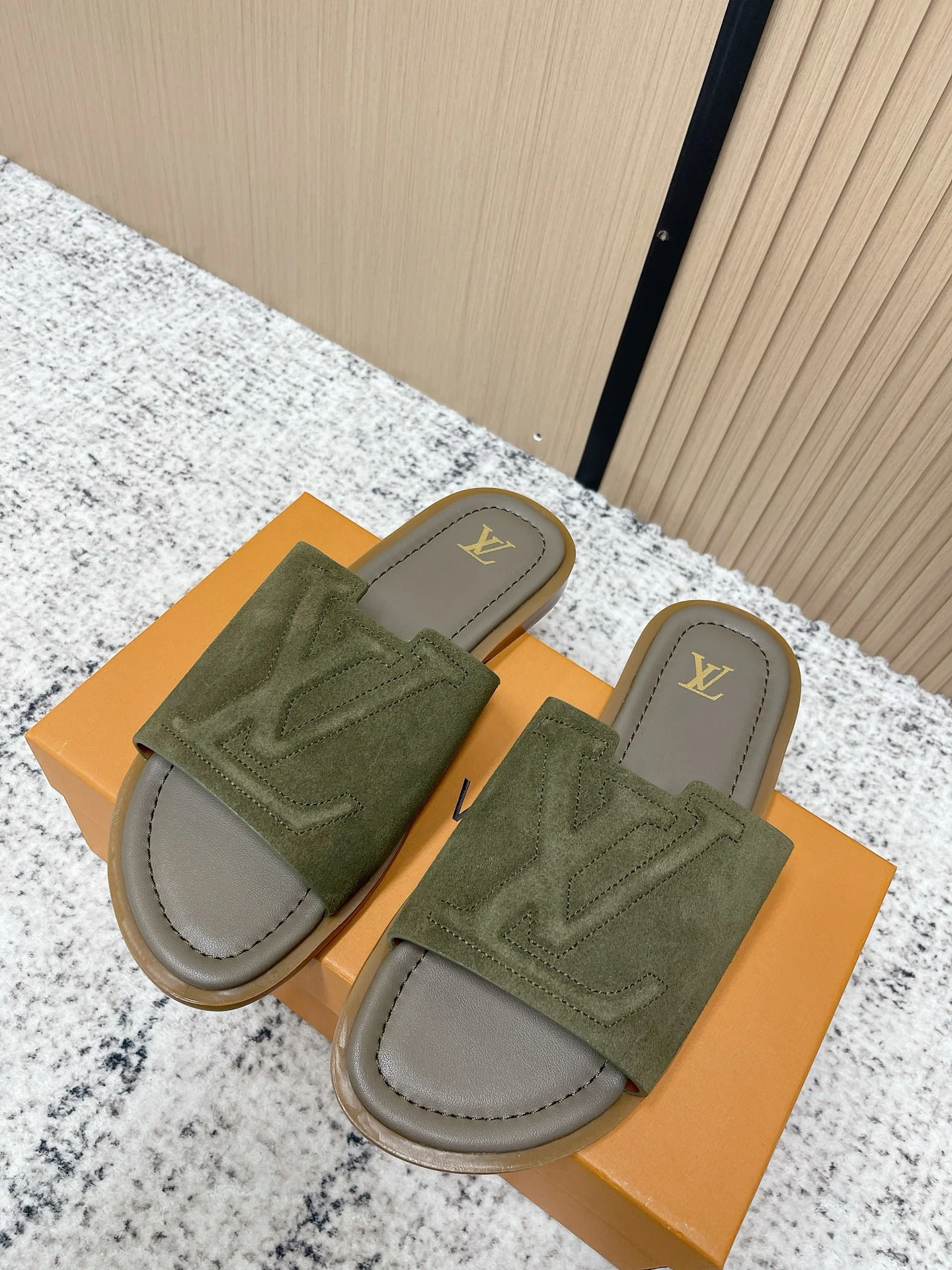 Louis Vuitton Slippers — 8483189c
